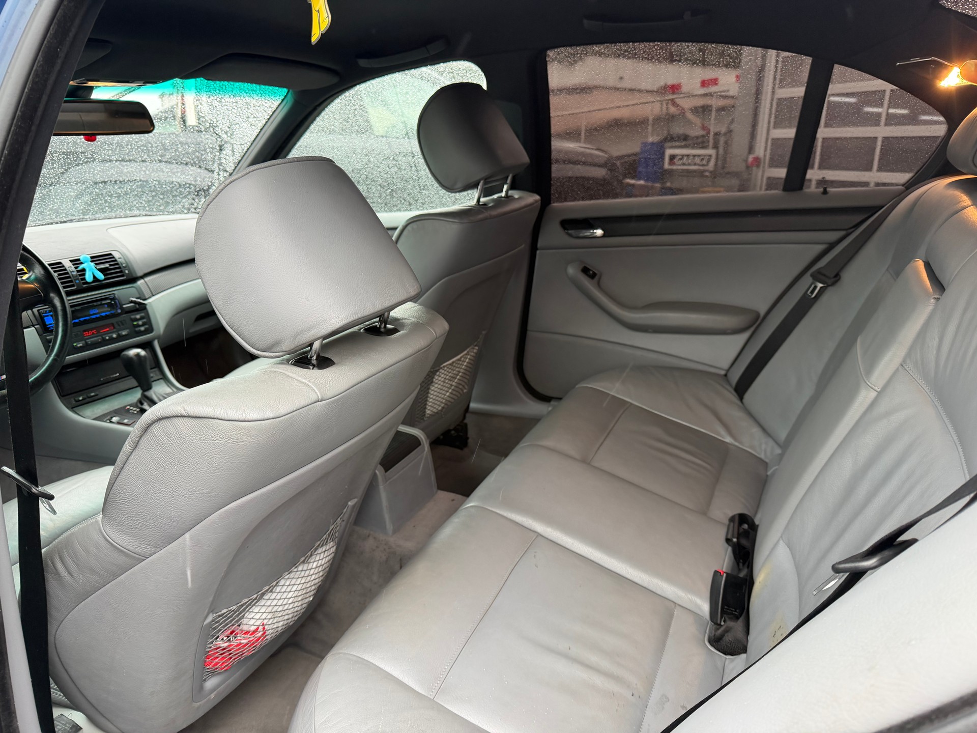 BMW 325i-image-6
