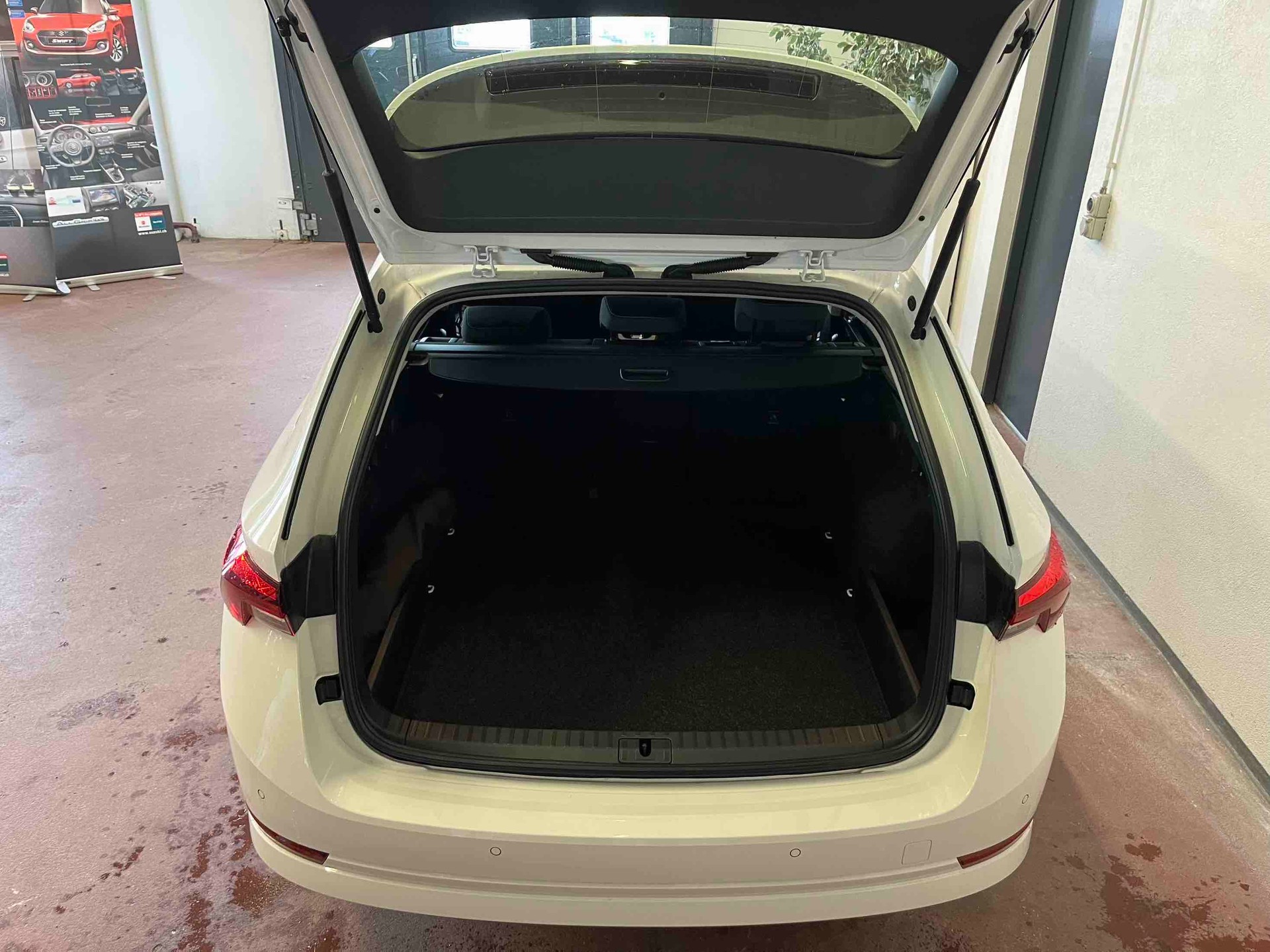SKODA Octavia Combi 2.0 TDI DSG Ambition-image-4