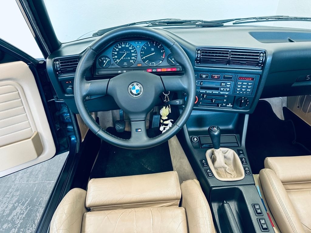 BMW 325 i Cabrio-image-15