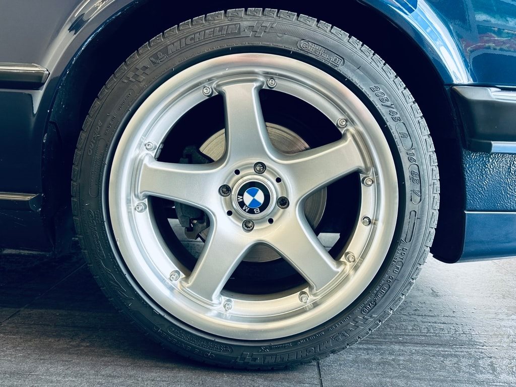 BMW 325 i Cabrio-image-25
