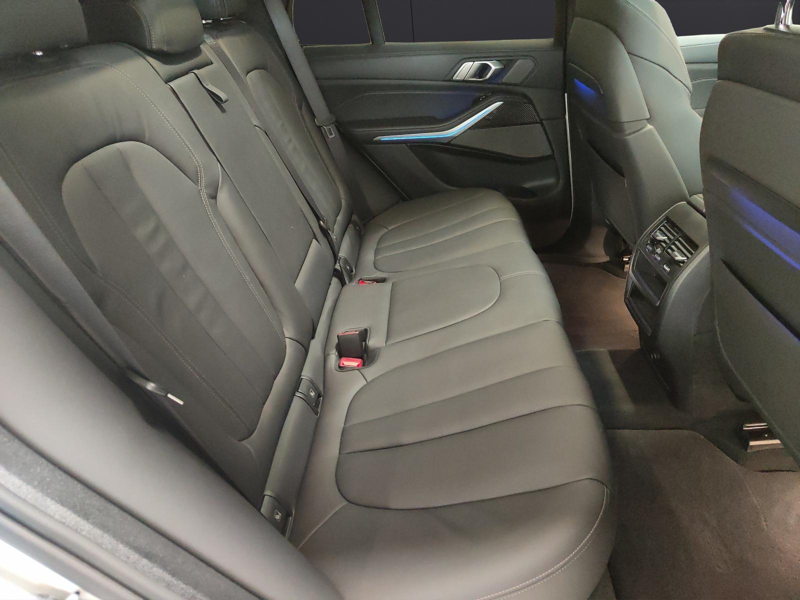 BMW X5 M50i xDrive-image-16
