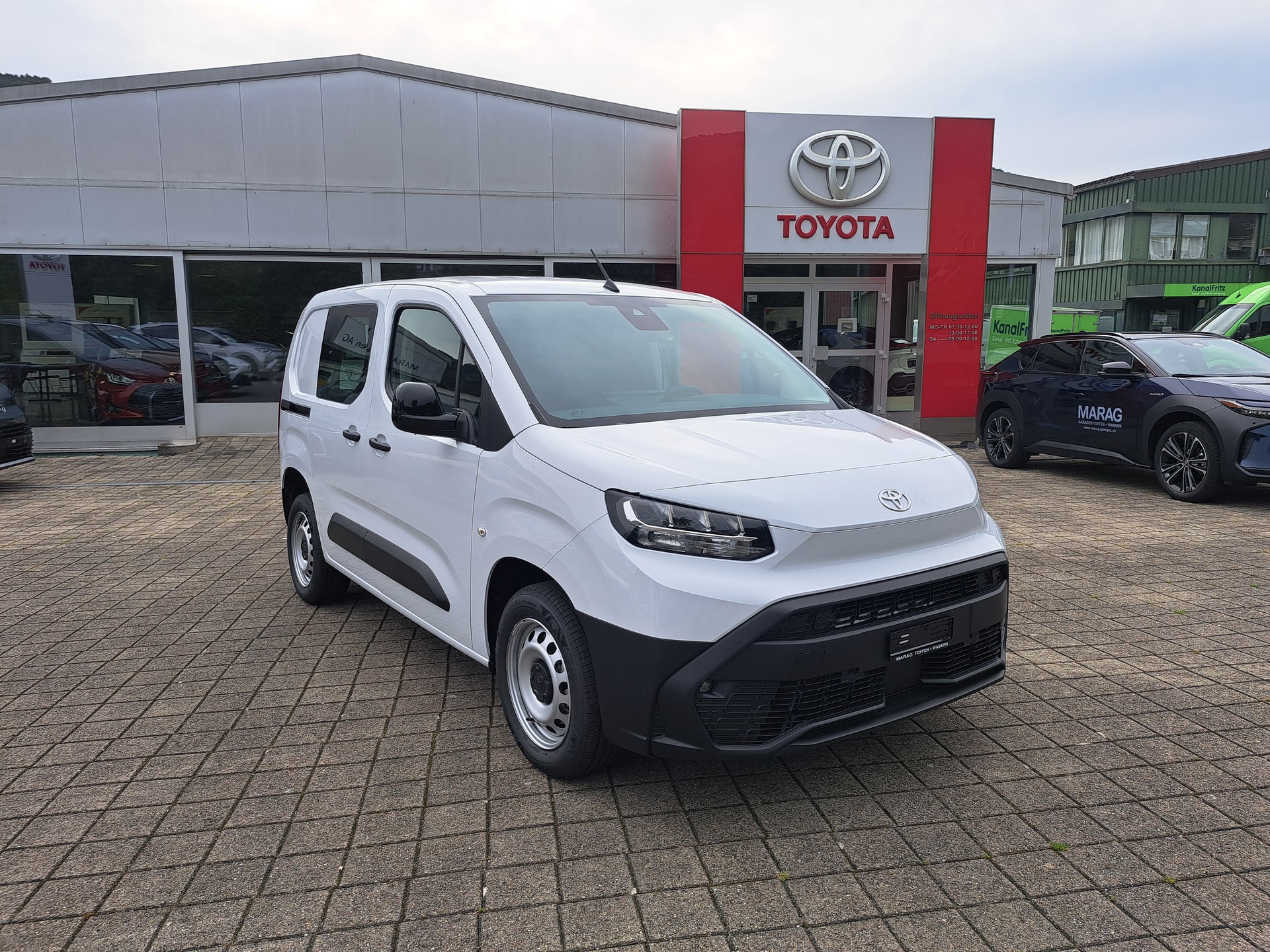 TOYOTA Proace City Van 1.2 Active Medium-image-1