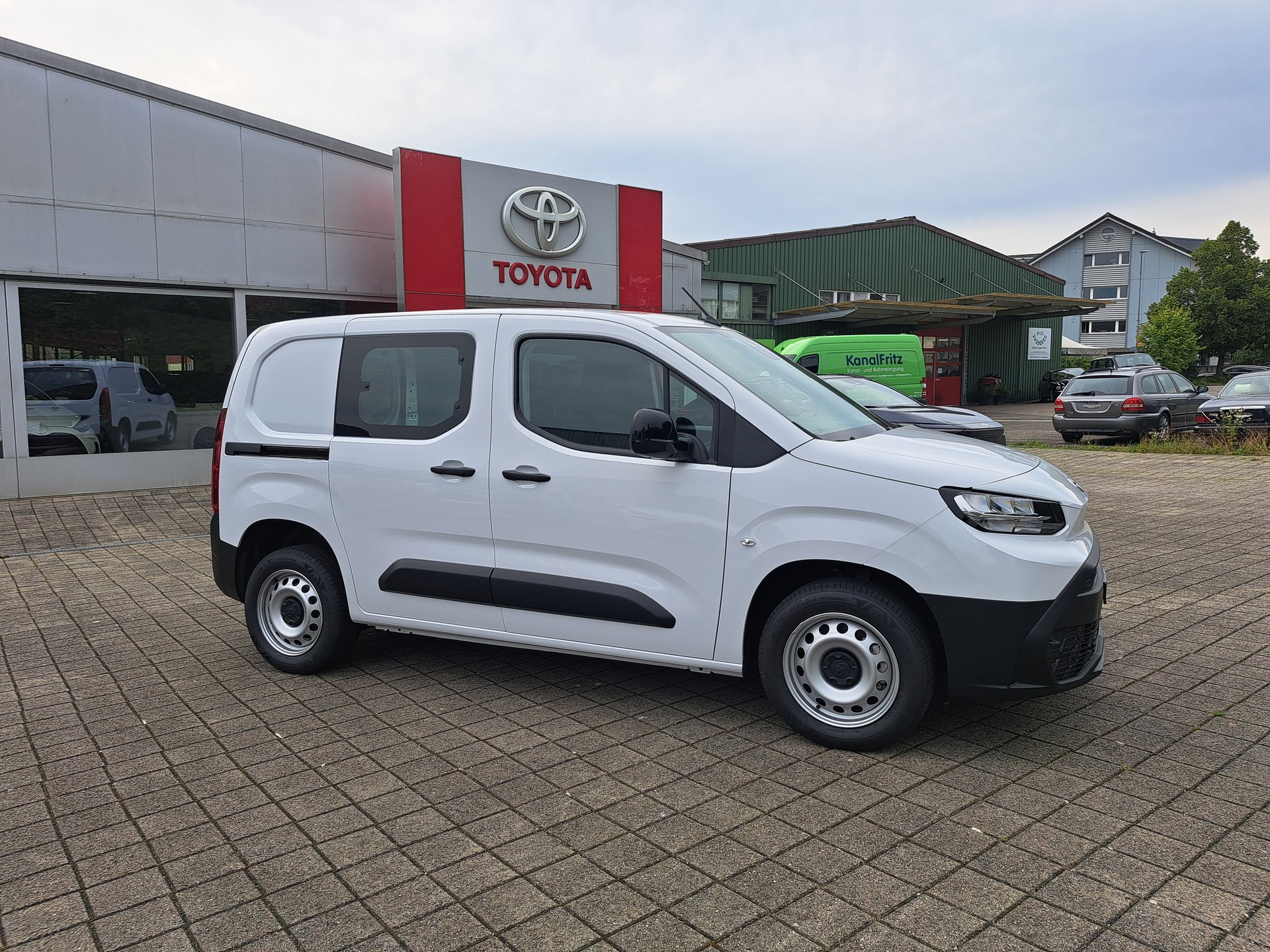 TOYOTA Proace City Van 1.2 Active Medium-image-2