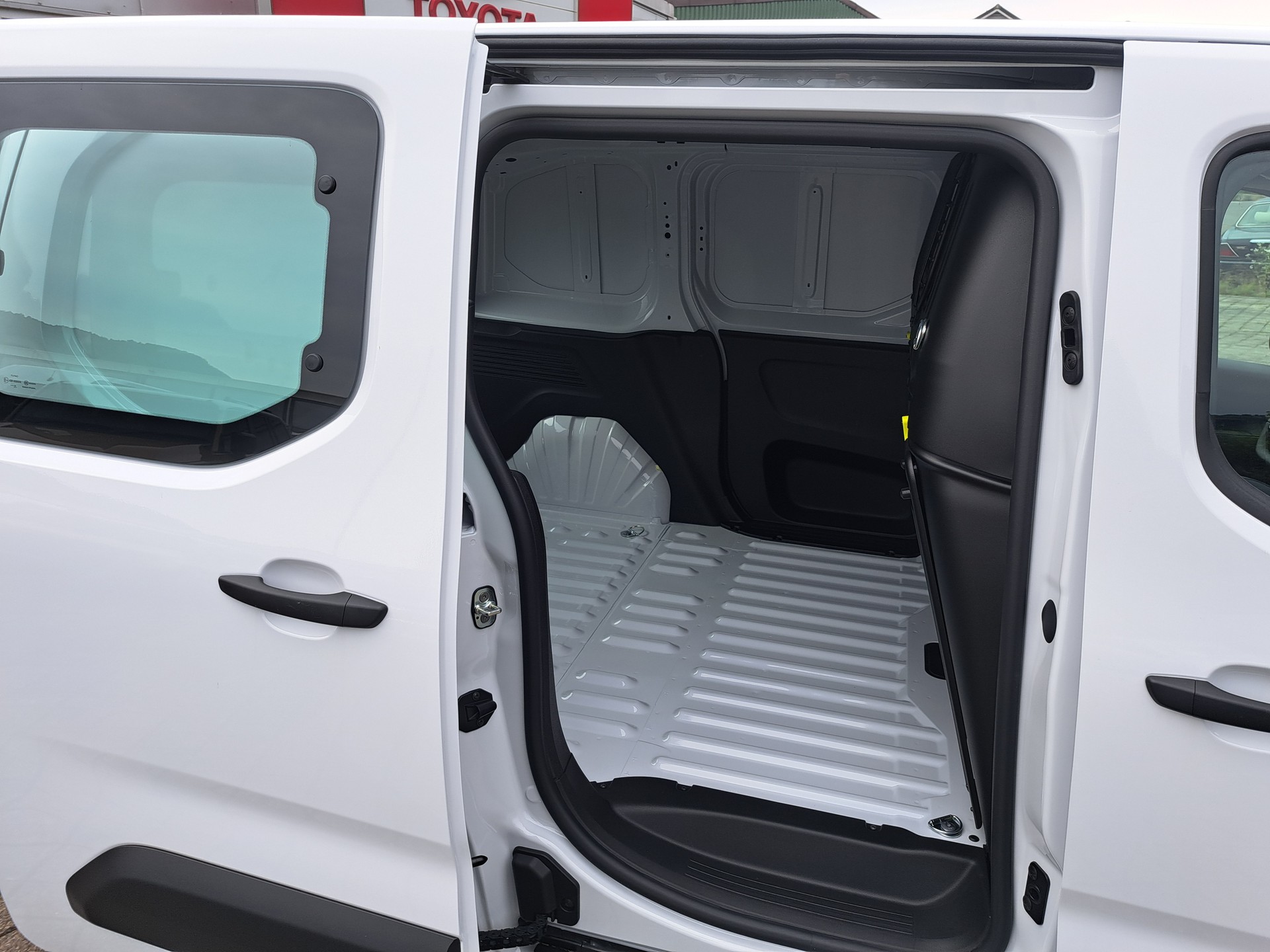 TOYOTA Proace City Van 1.2 Active Medium-image-5