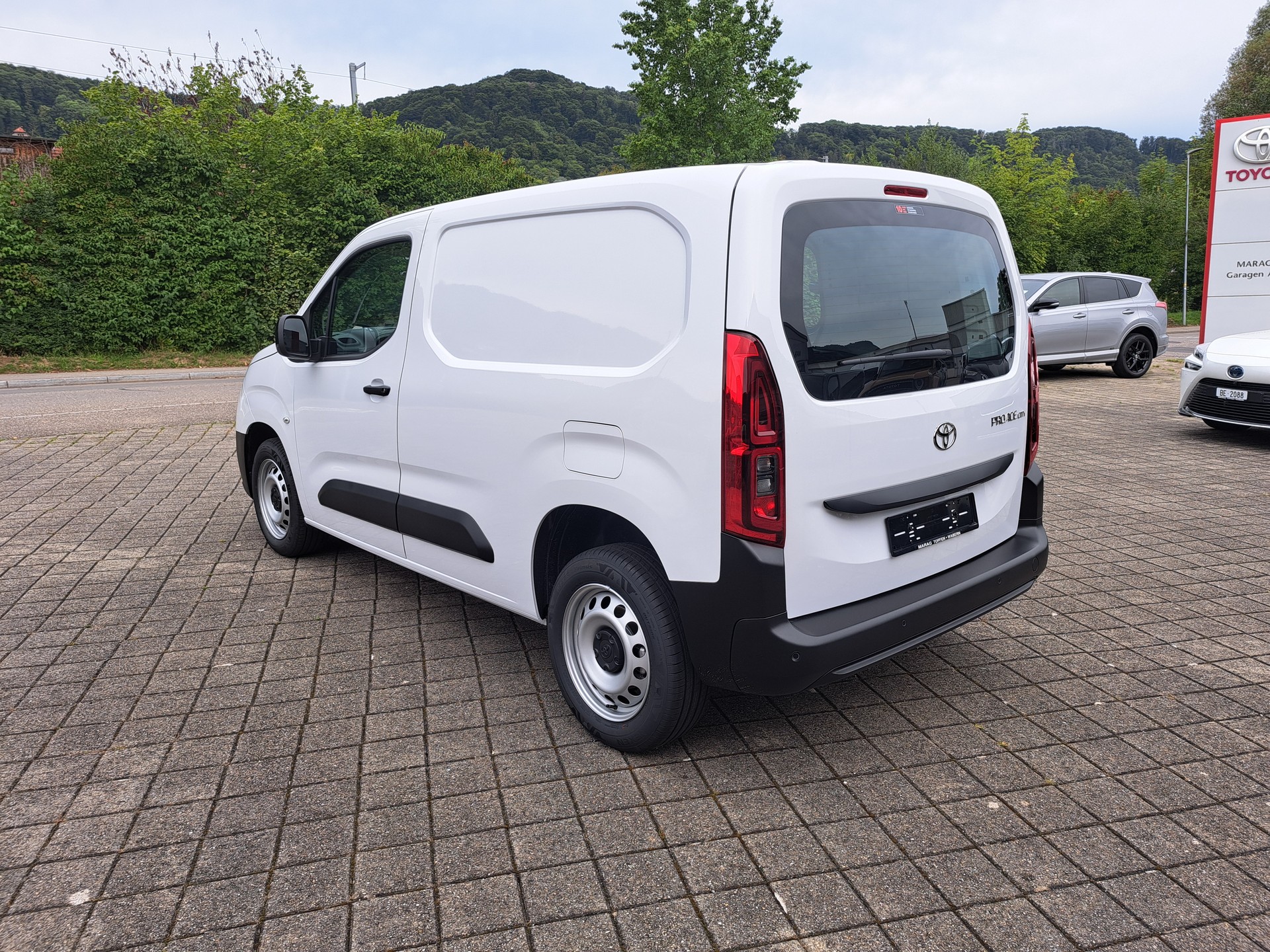 TOYOTA Proace City Van 1.2 Active Medium-image-8