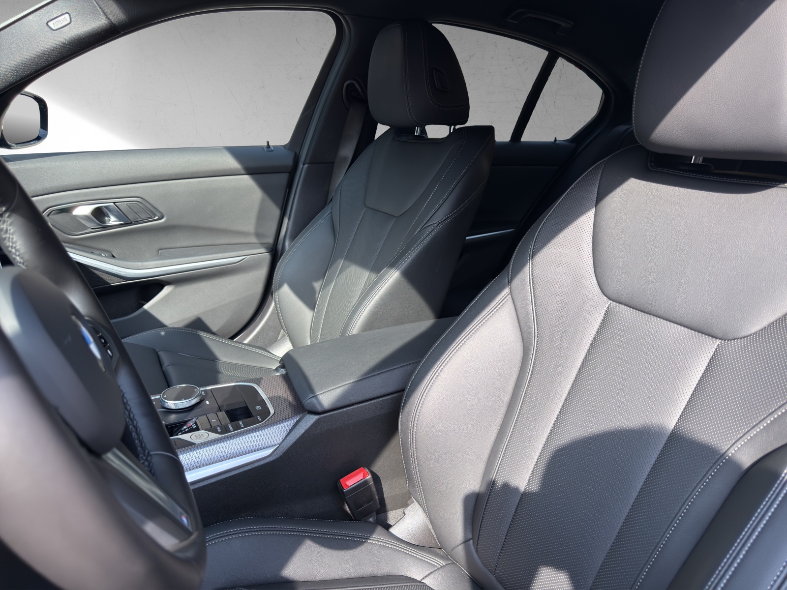 BMW 330d xDrive 48V Steptronic M Sport-image-15