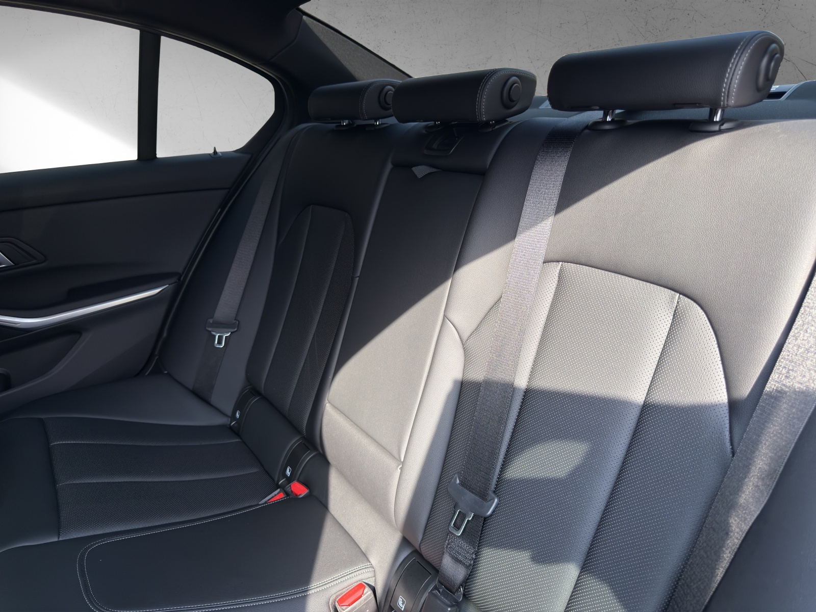 BMW 330d xDrive 48V Steptronic M Sport-image-16