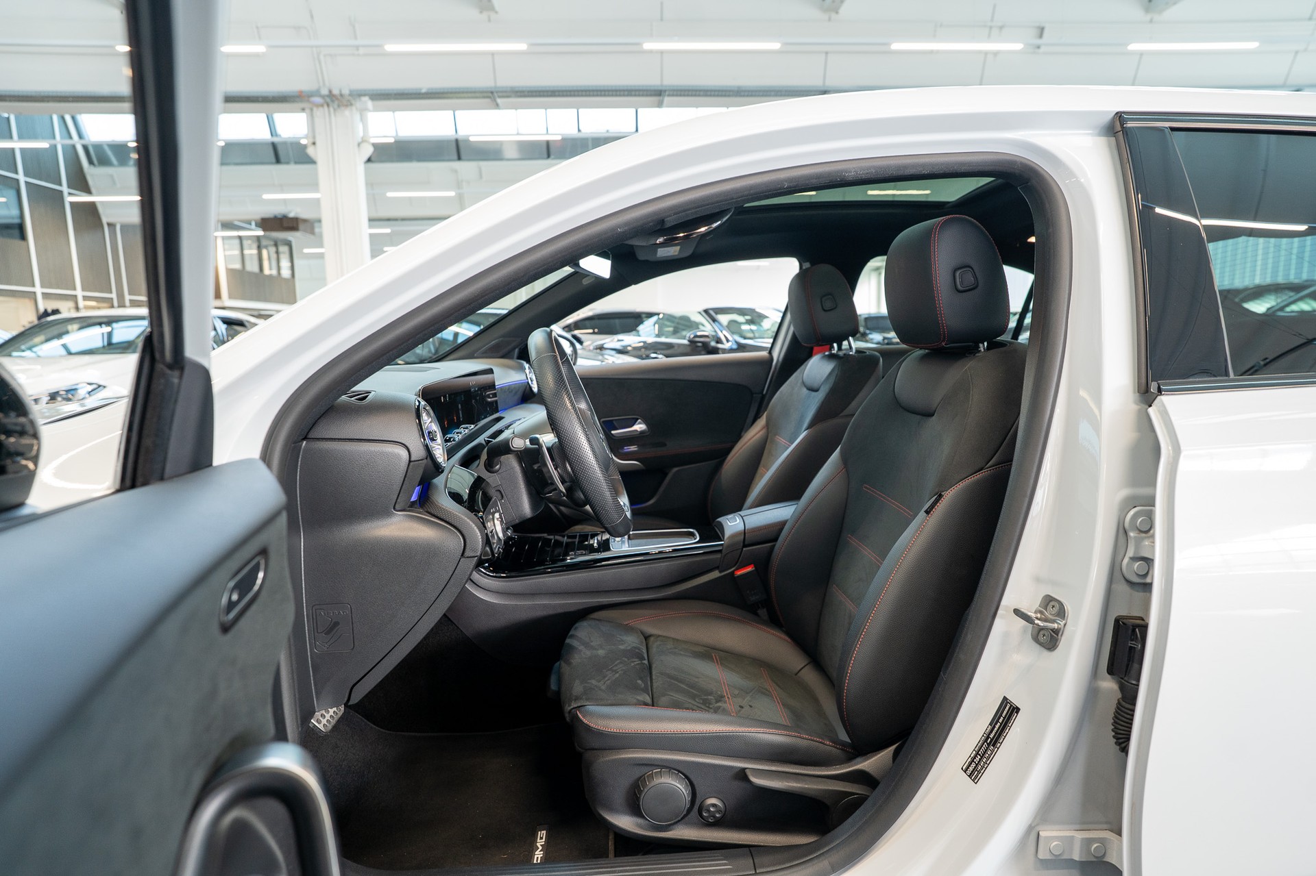 MERCEDES-BENZ A 35 AMG 4matic Limousine / Facelift / Performance Auspuff / Panorama-image-7