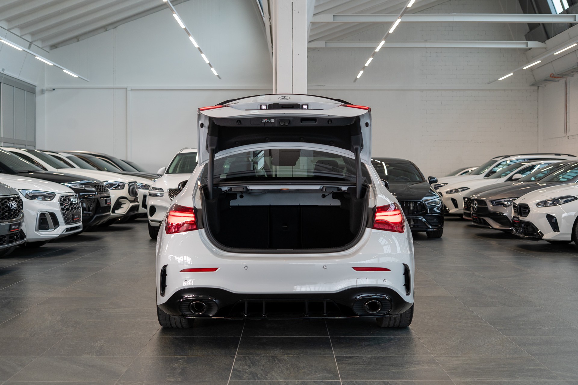 MERCEDES-BENZ A 35 AMG 4matic Limousine / Facelift / Performance Auspuff / Panorama-image-5