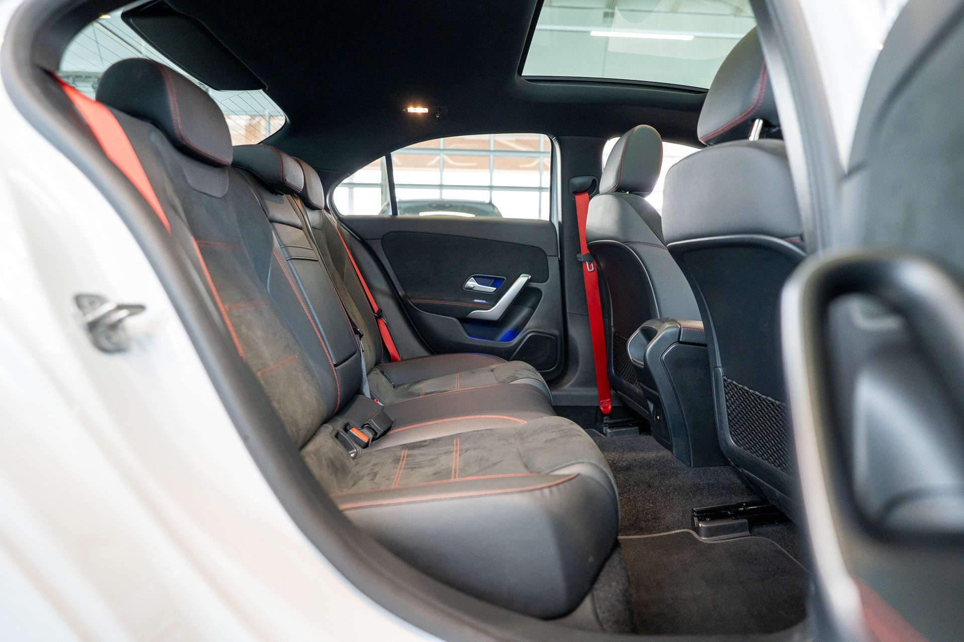 MERCEDES-BENZ A 35 AMG 4matic Limousine / Facelift / Performance Auspuff / Panorama-image-13