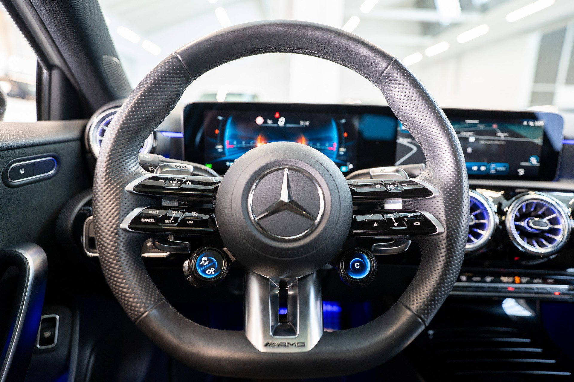 MERCEDES-BENZ A 35 AMG 4matic Limousine / Facelift / Performance Auspuff / Panorama-image-17