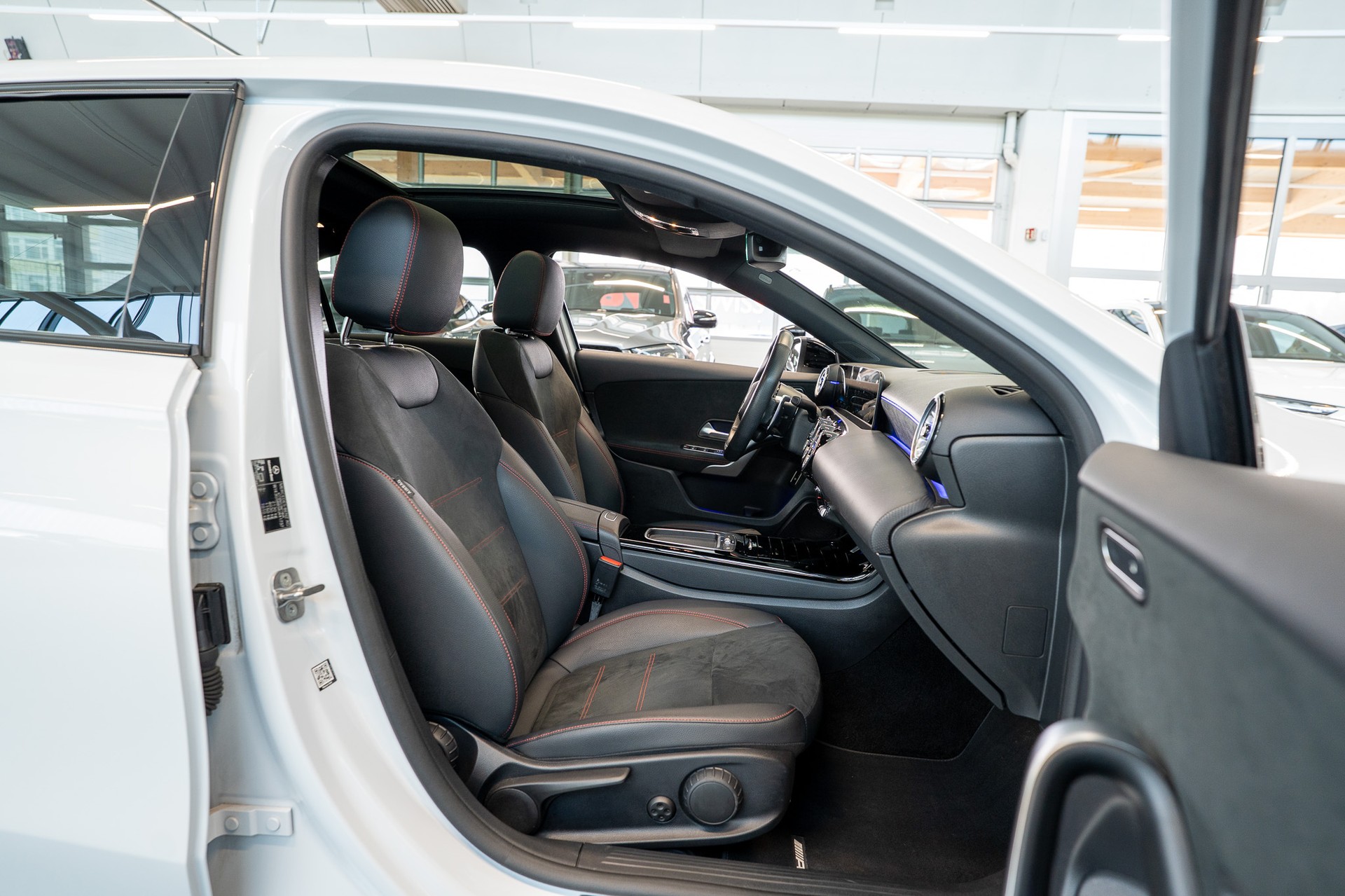 MERCEDES-BENZ A 35 AMG 4matic Limousine / Facelift / Performance Auspuff / Panorama-image-14