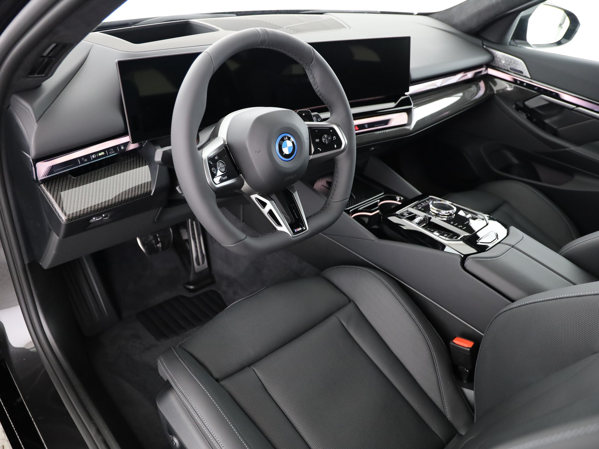 BMW 550e xDrive Touring-image-12