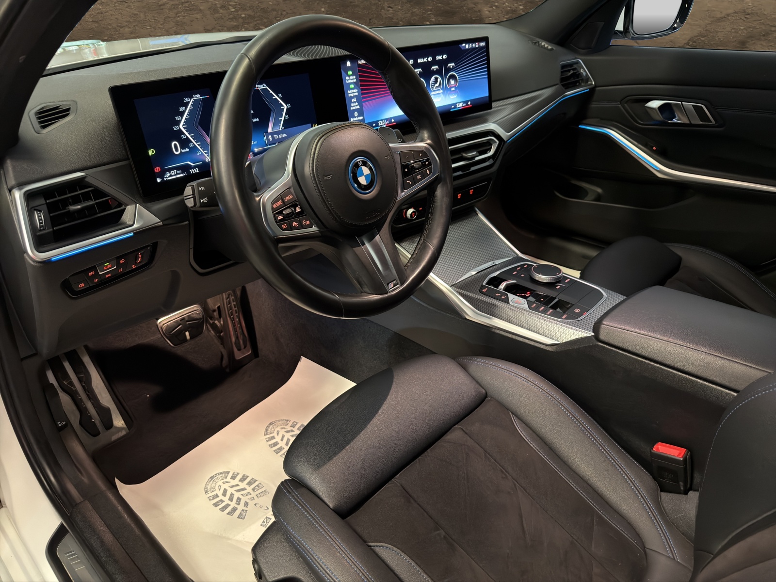 BMW 330e Steptronic M Sport-showroom-element-3