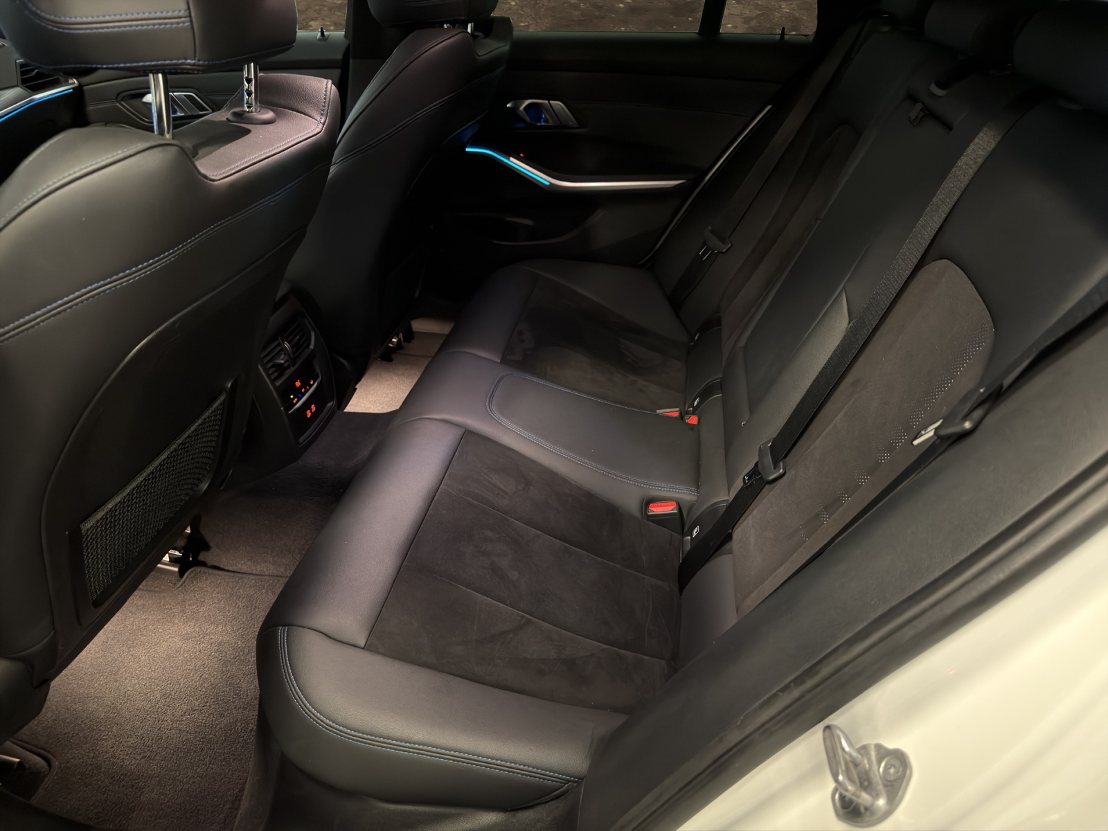BMW 330e Steptronic M Sport-image-11