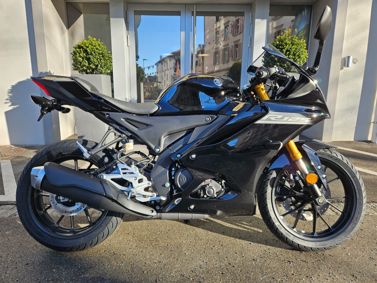 YAMAHA YZF-R 125 ABS-showroom-element-1