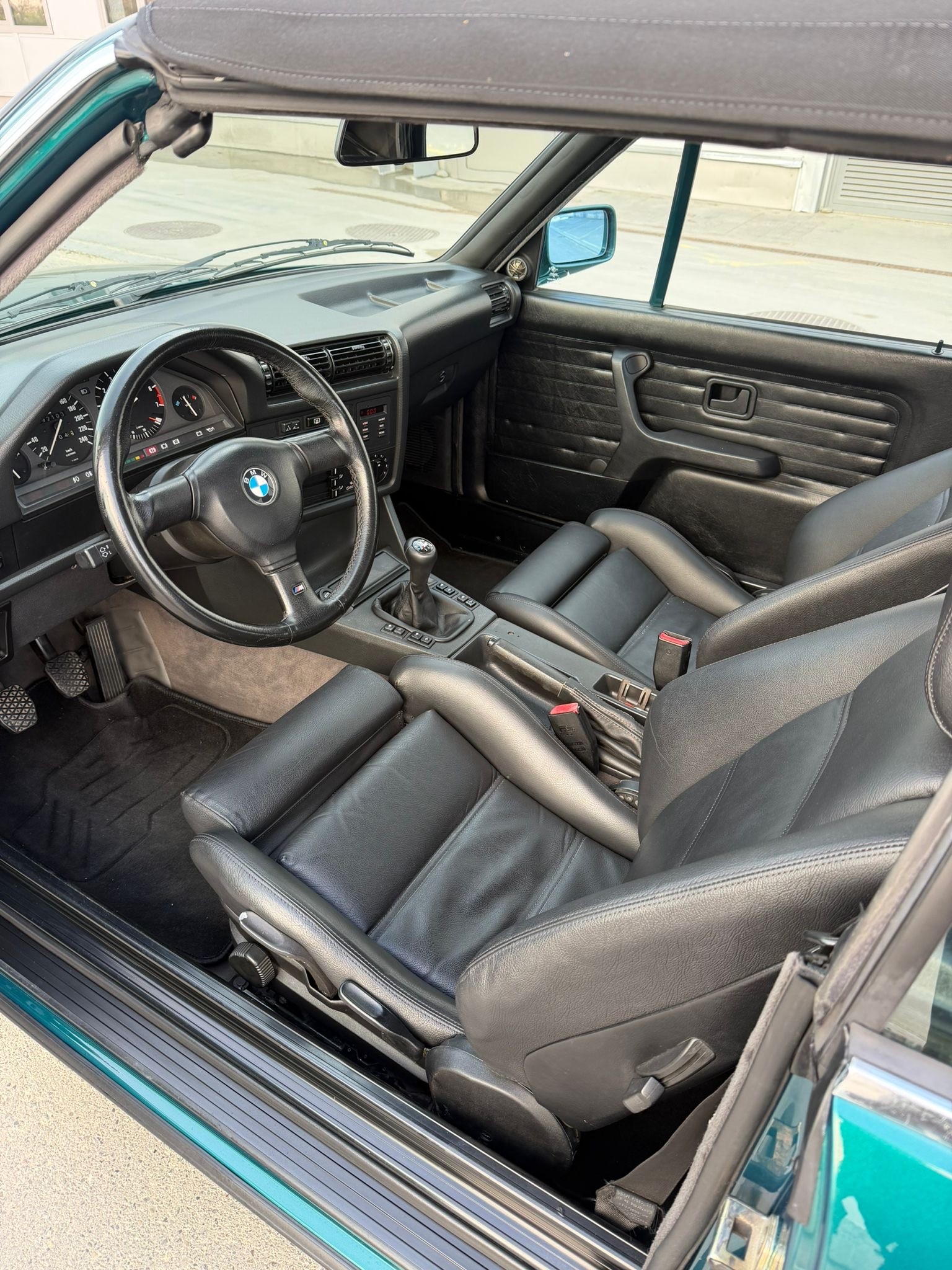 BMW 325i Cabrio-image-10