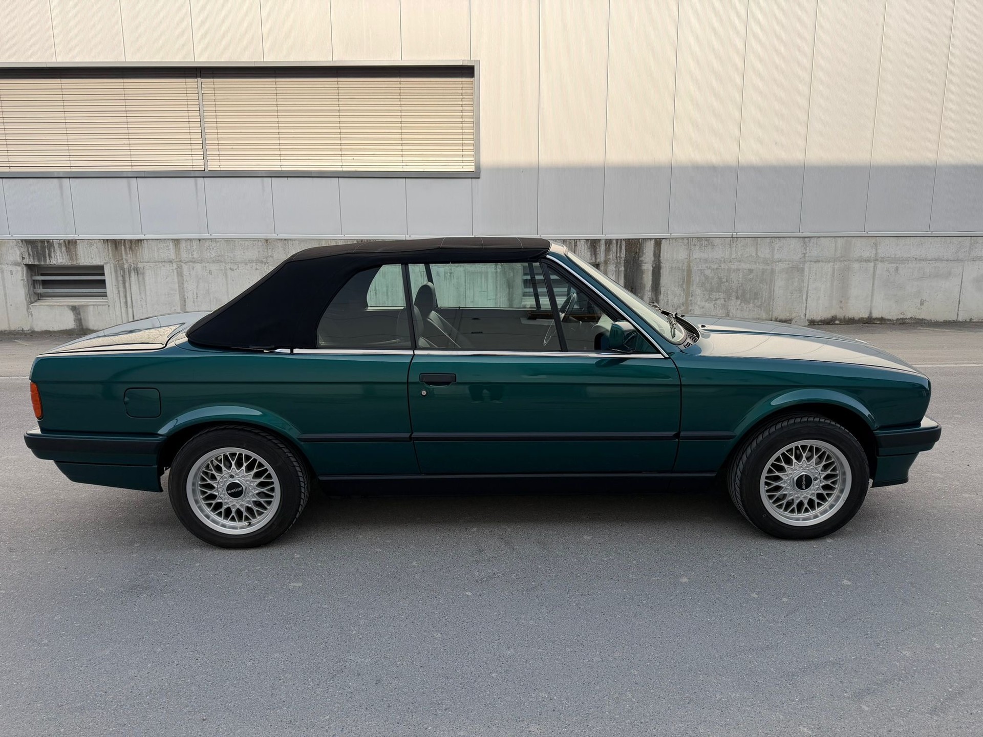 BMW 325i Cabrio-image-6