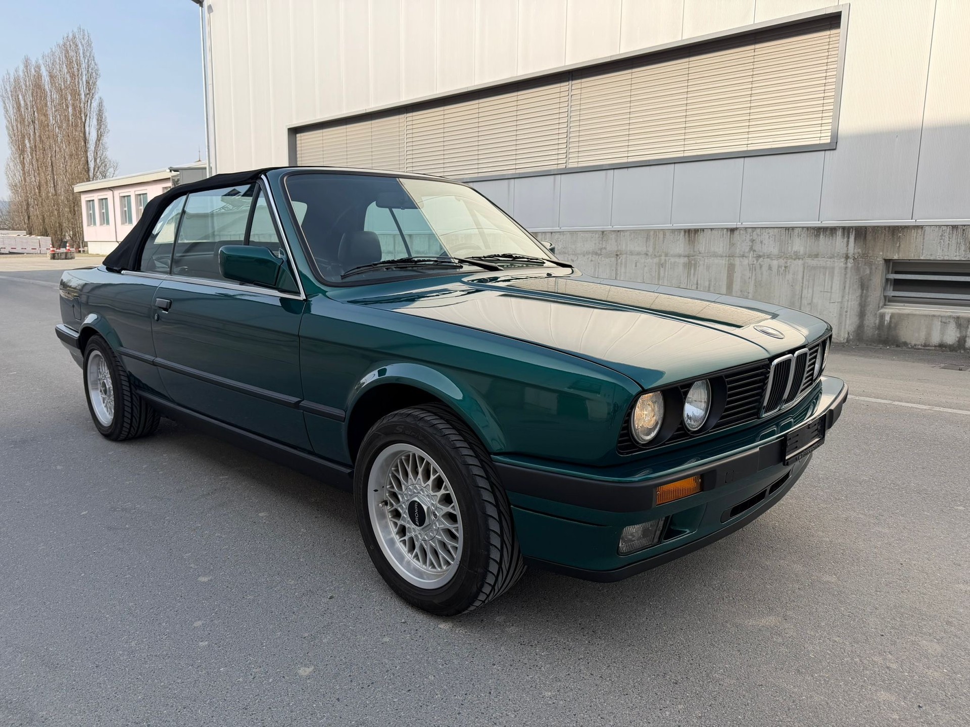BMW 325i Cabrio-image-2