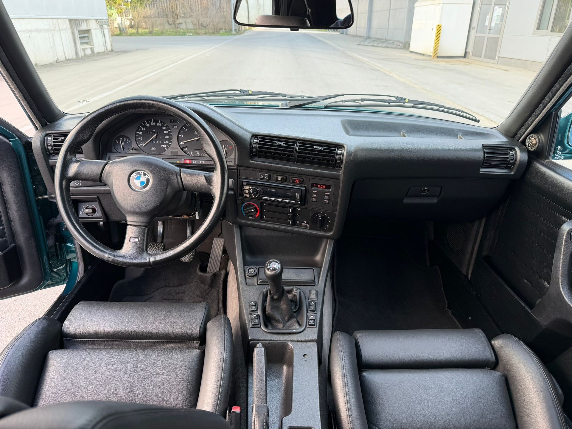 BMW 325i Cabrio-image-9