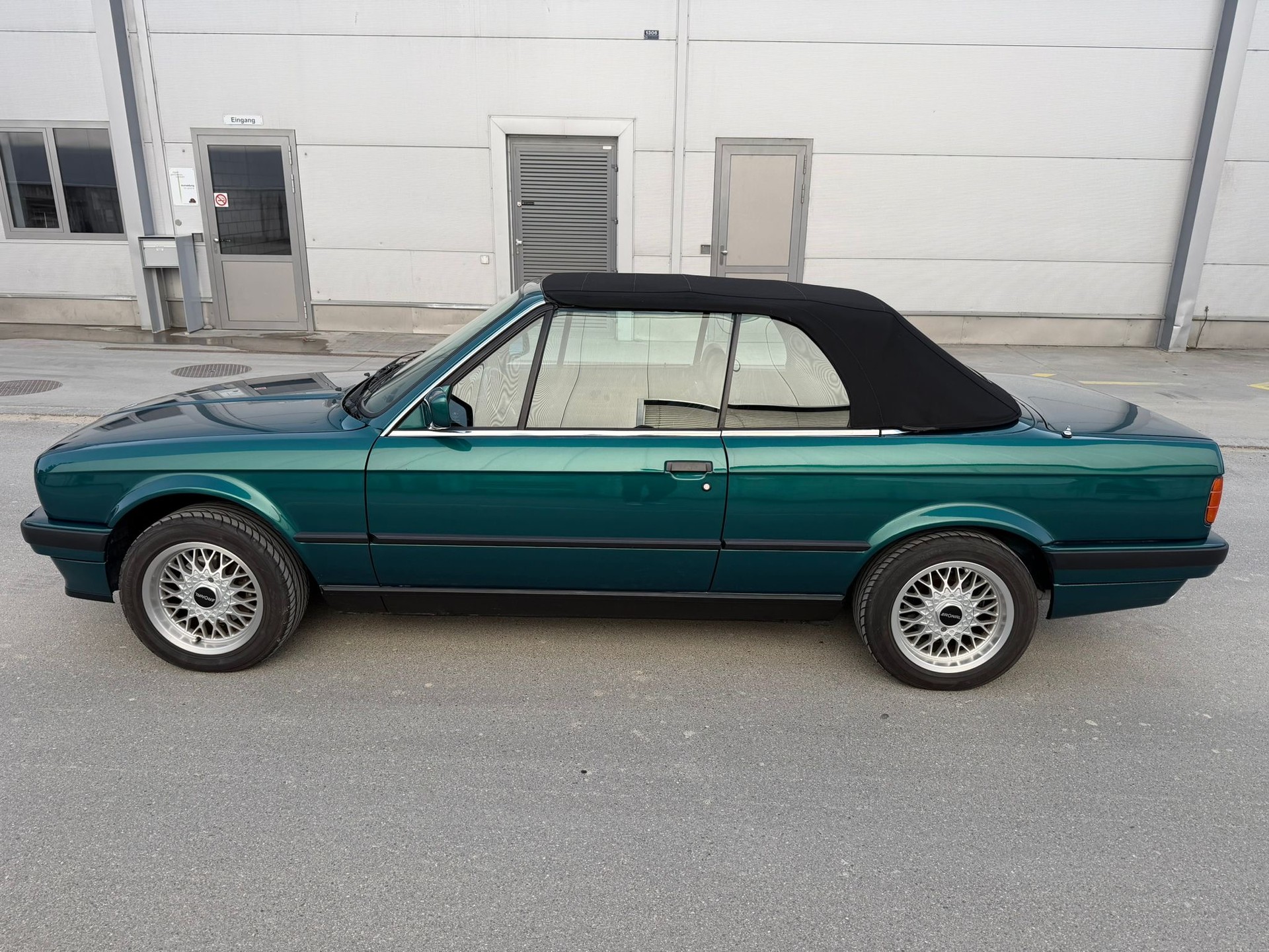 BMW 325i Cabrio-image-7