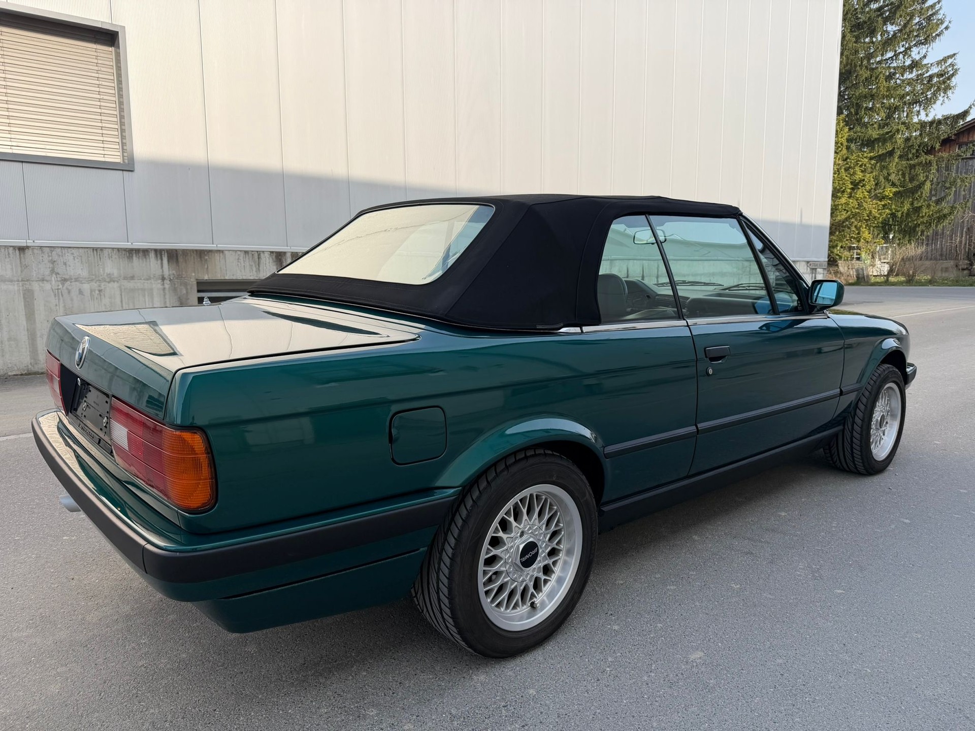 BMW 325i Cabrio-image-5