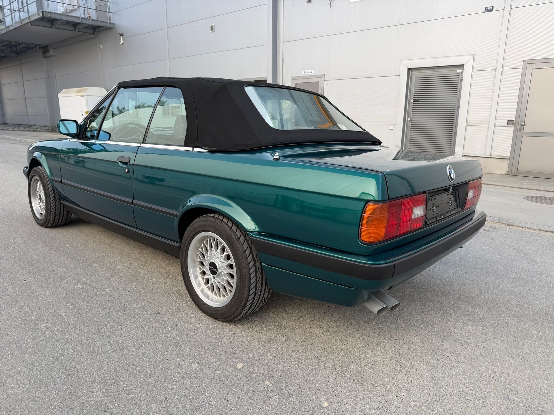 BMW 325i Cabrio-image-4