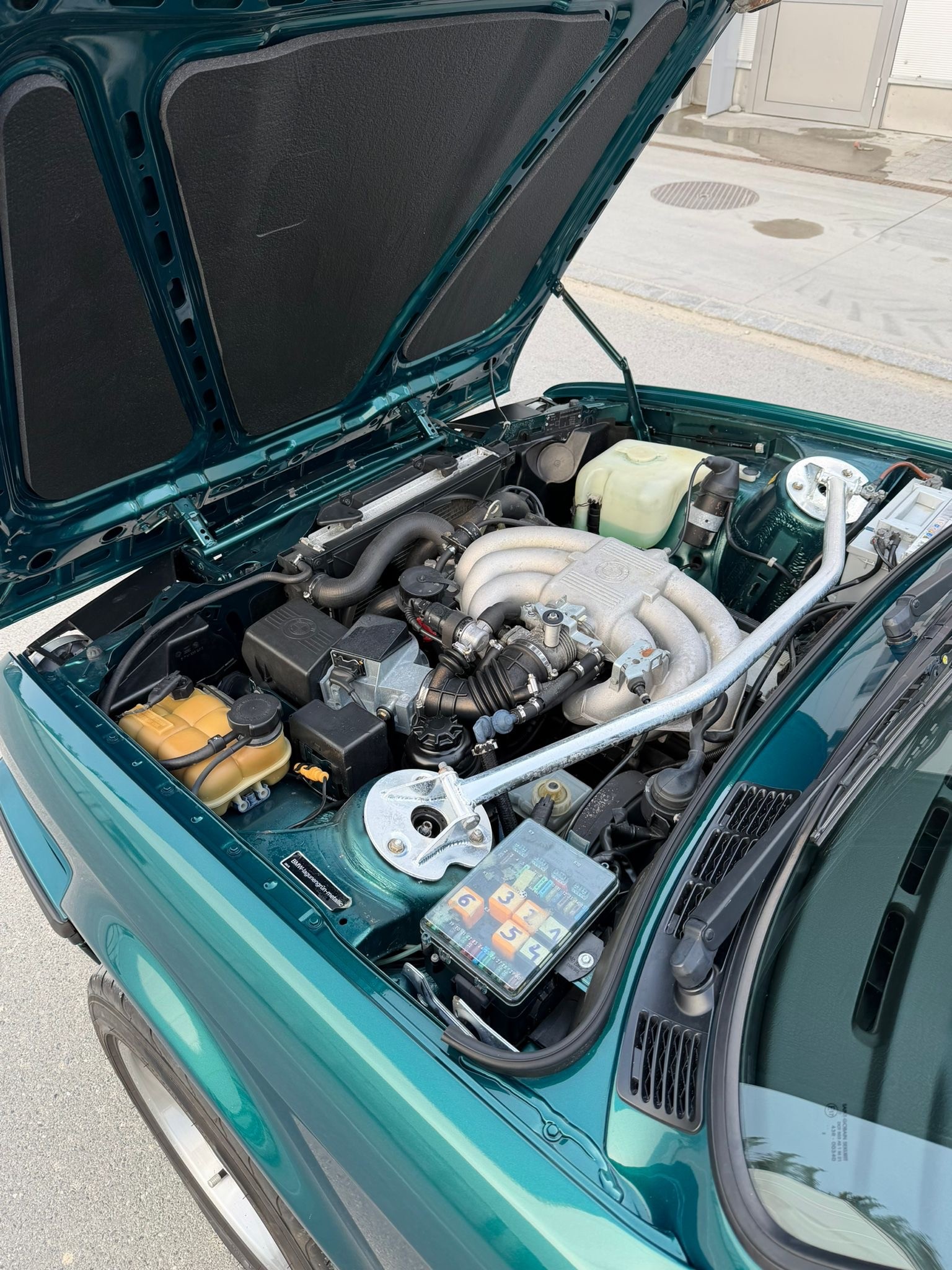 BMW 325i Cabrio-image-12
