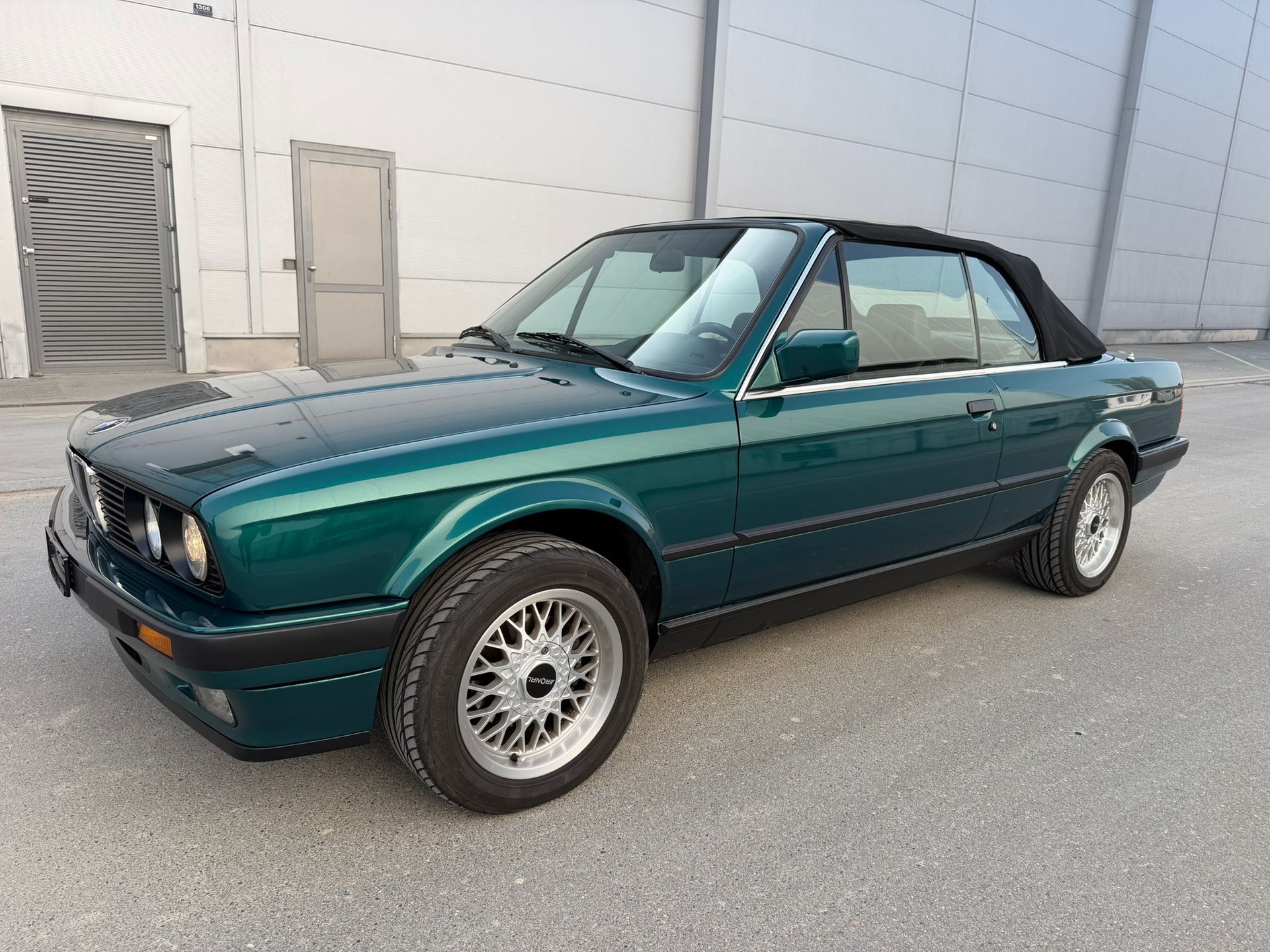 BMW 325i Cabrio-image-3