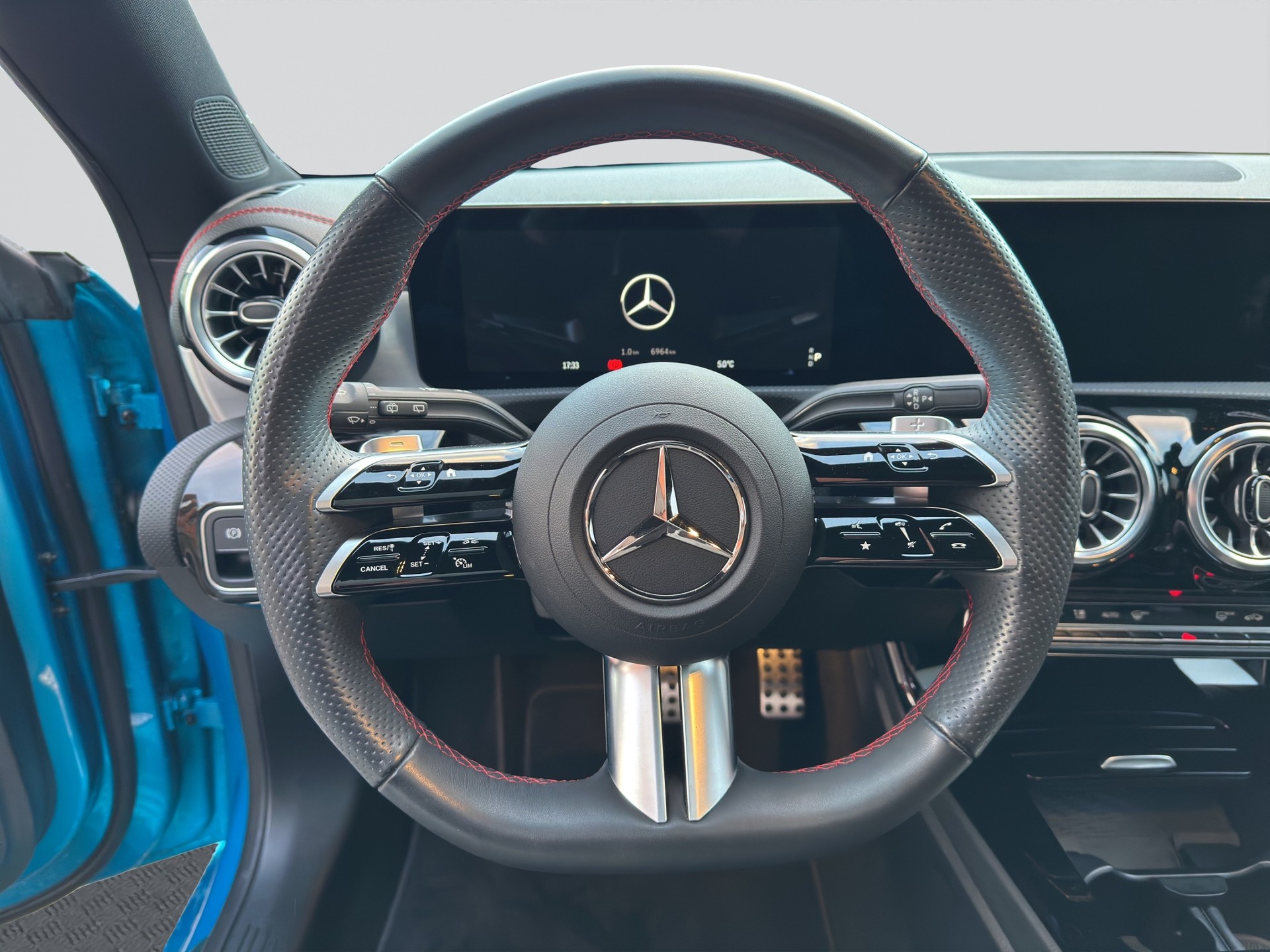 MERCEDES-BENZ CLA Shooting Brake 200 7G-DCT AMG-Line Night-image-9
