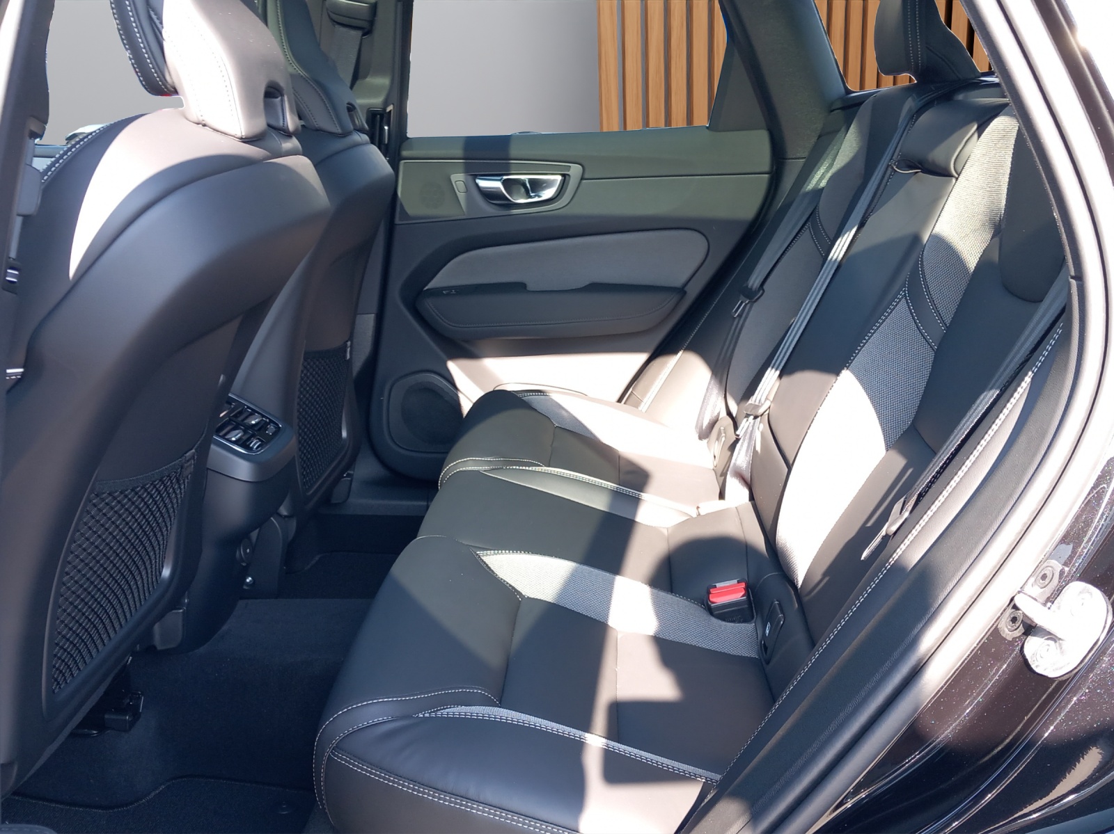 VOLVO XC60 2.0 B5 MH Black Edition AWD-image-13