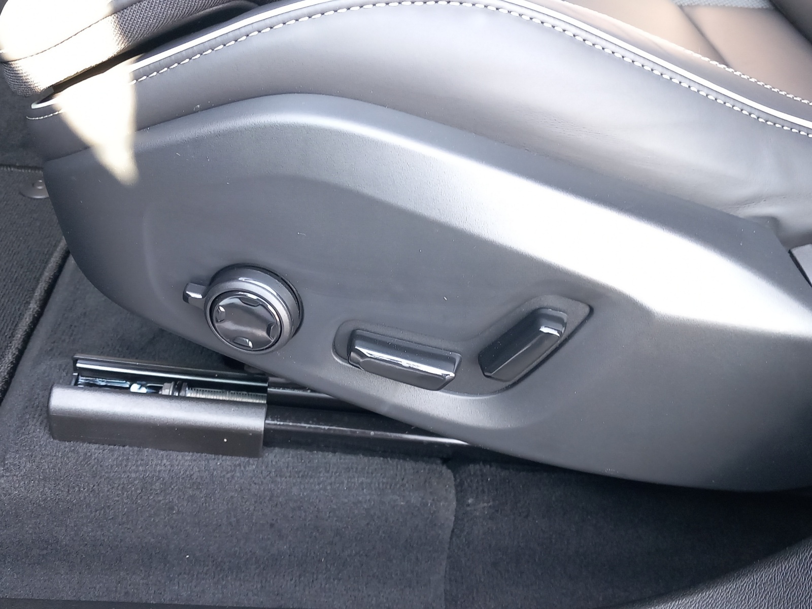 VOLVO XC60 2.0 B5 MH Black Edition AWD-image-23