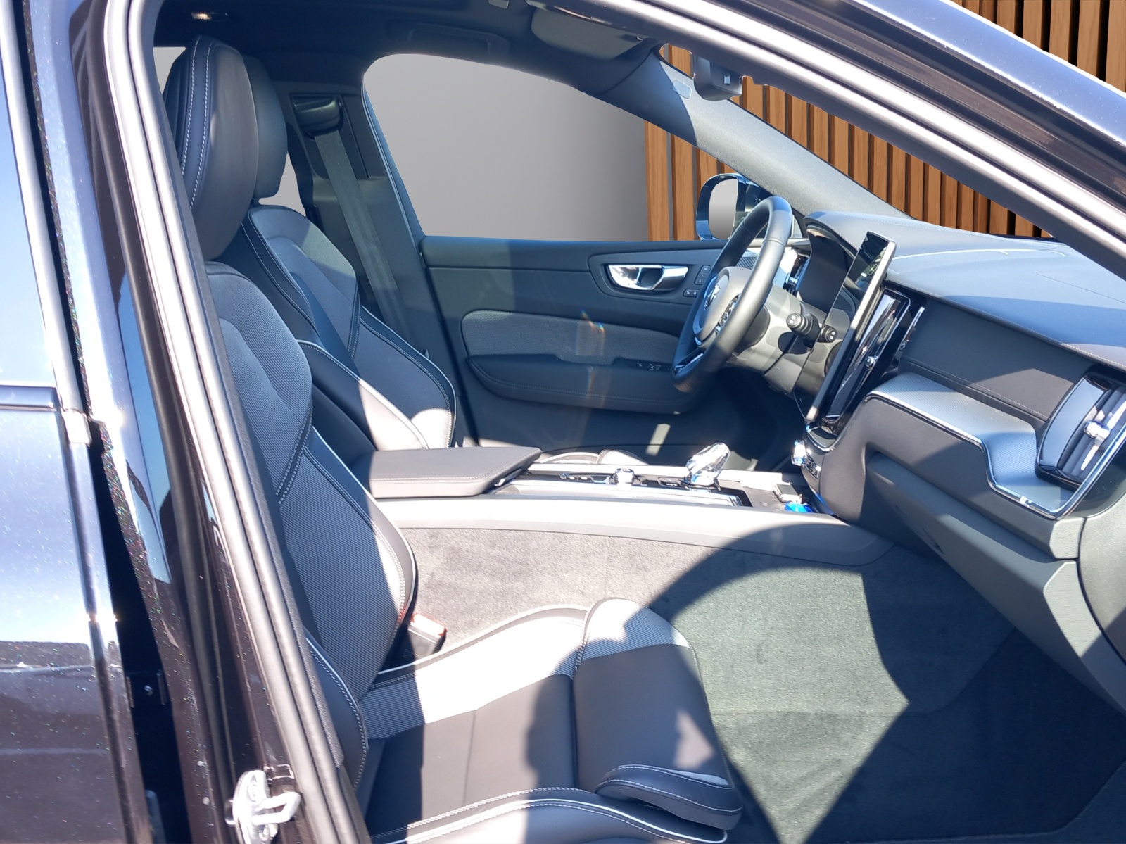 VOLVO XC60 2.0 B5 MH Black Edition AWD-image-14