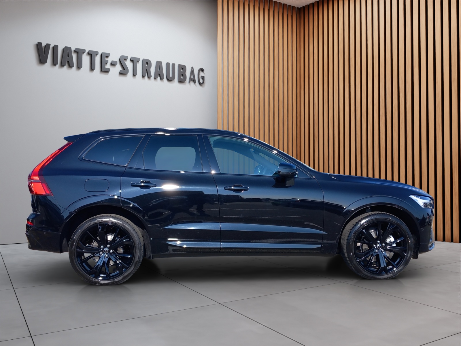 VOLVO XC60 2.0 B5 MH Black Edition AWD-image-2