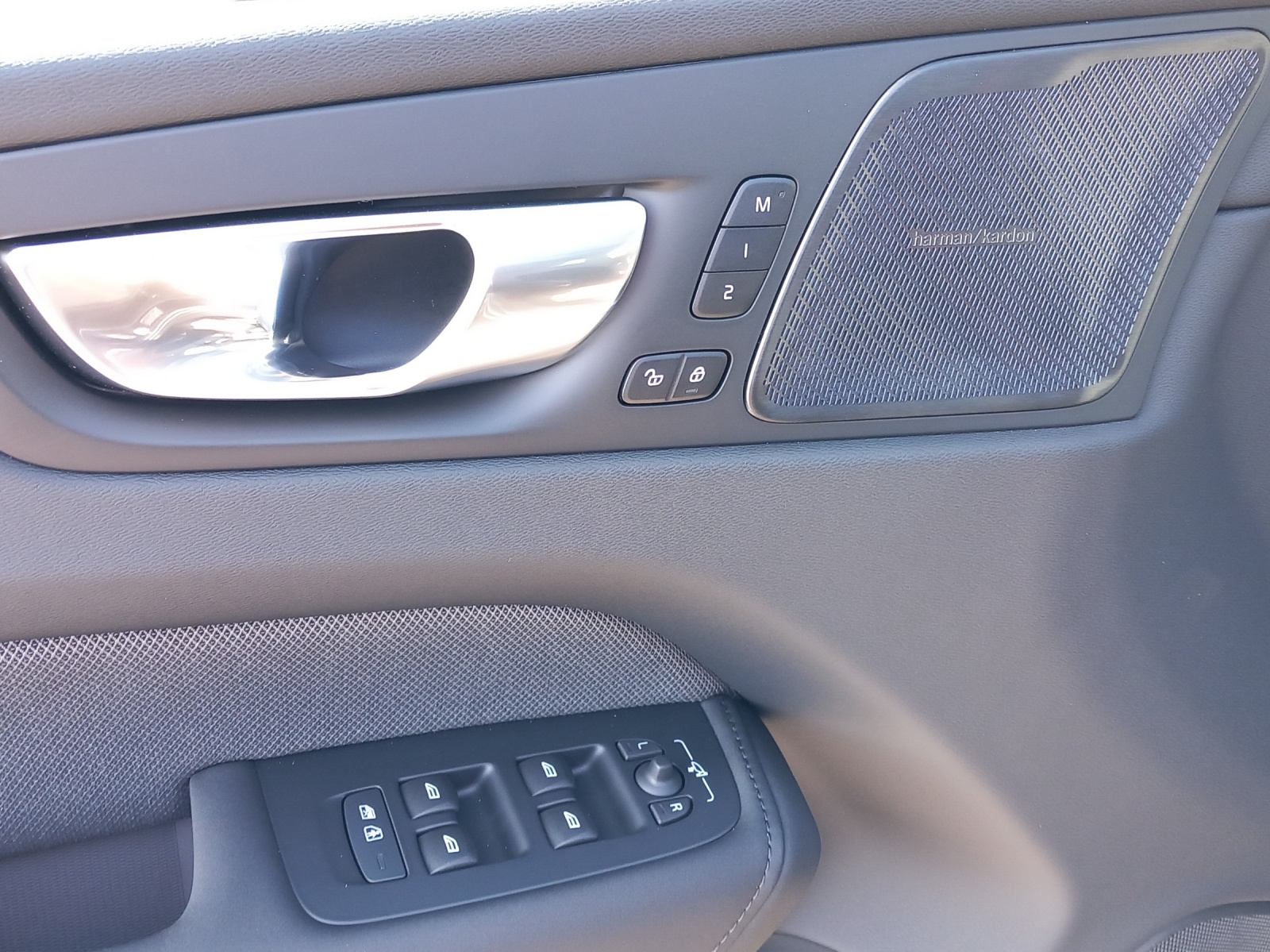 VOLVO XC60 2.0 B5 MH Black Edition AWD-image-22