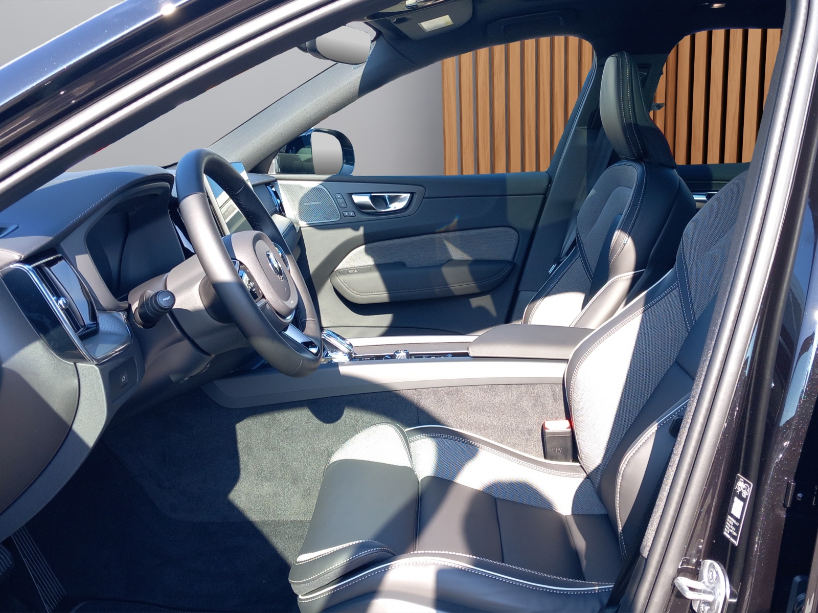 VOLVO XC60 2.0 B5 MH Black Edition AWD-image-12