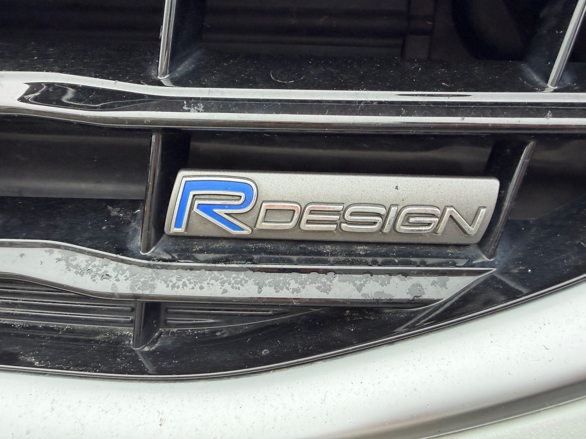 VOLVO V40 D4 Momentum R-Design-image-18