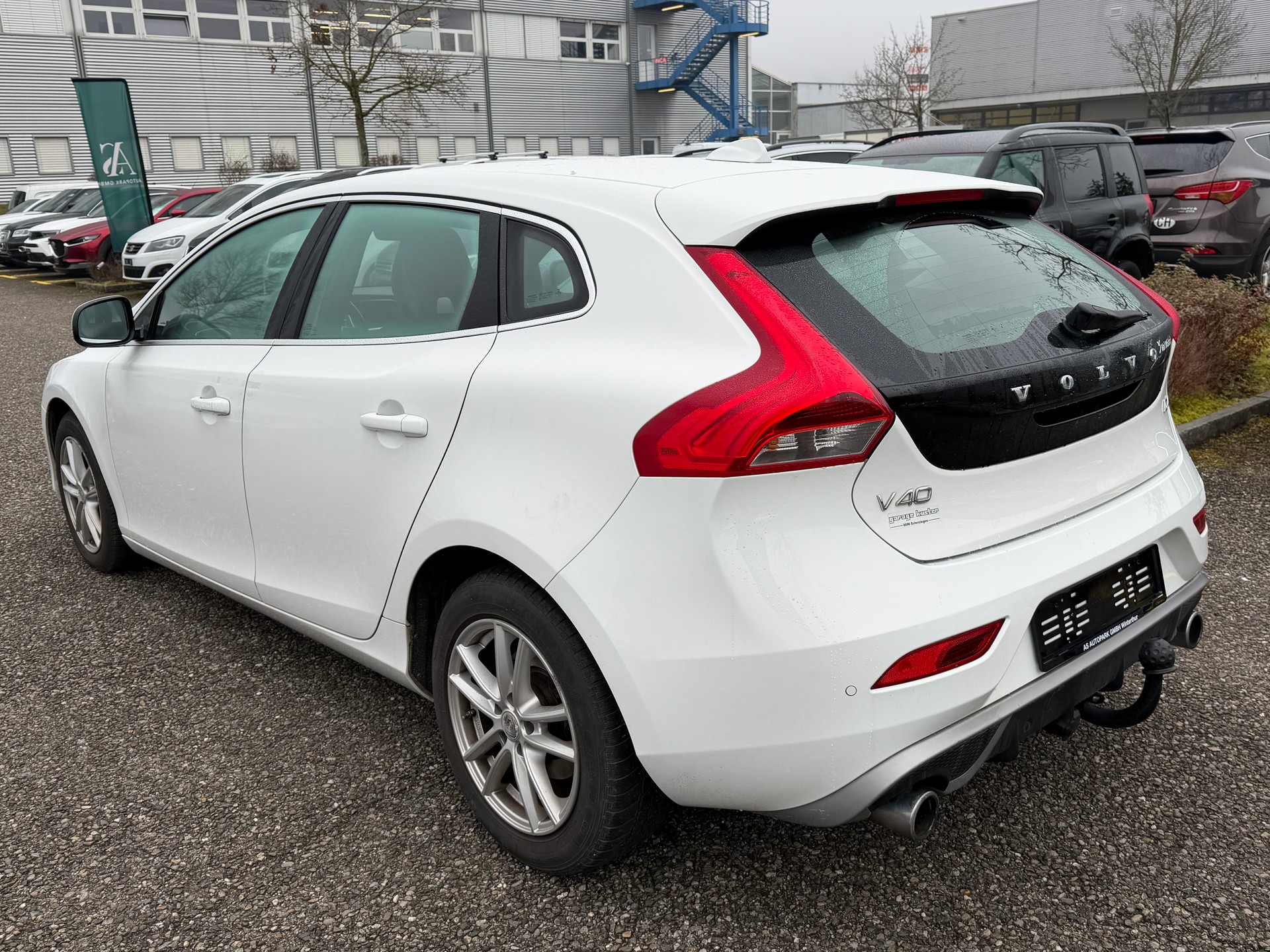 VOLVO V40 D4 Momentum R-Design-image-6