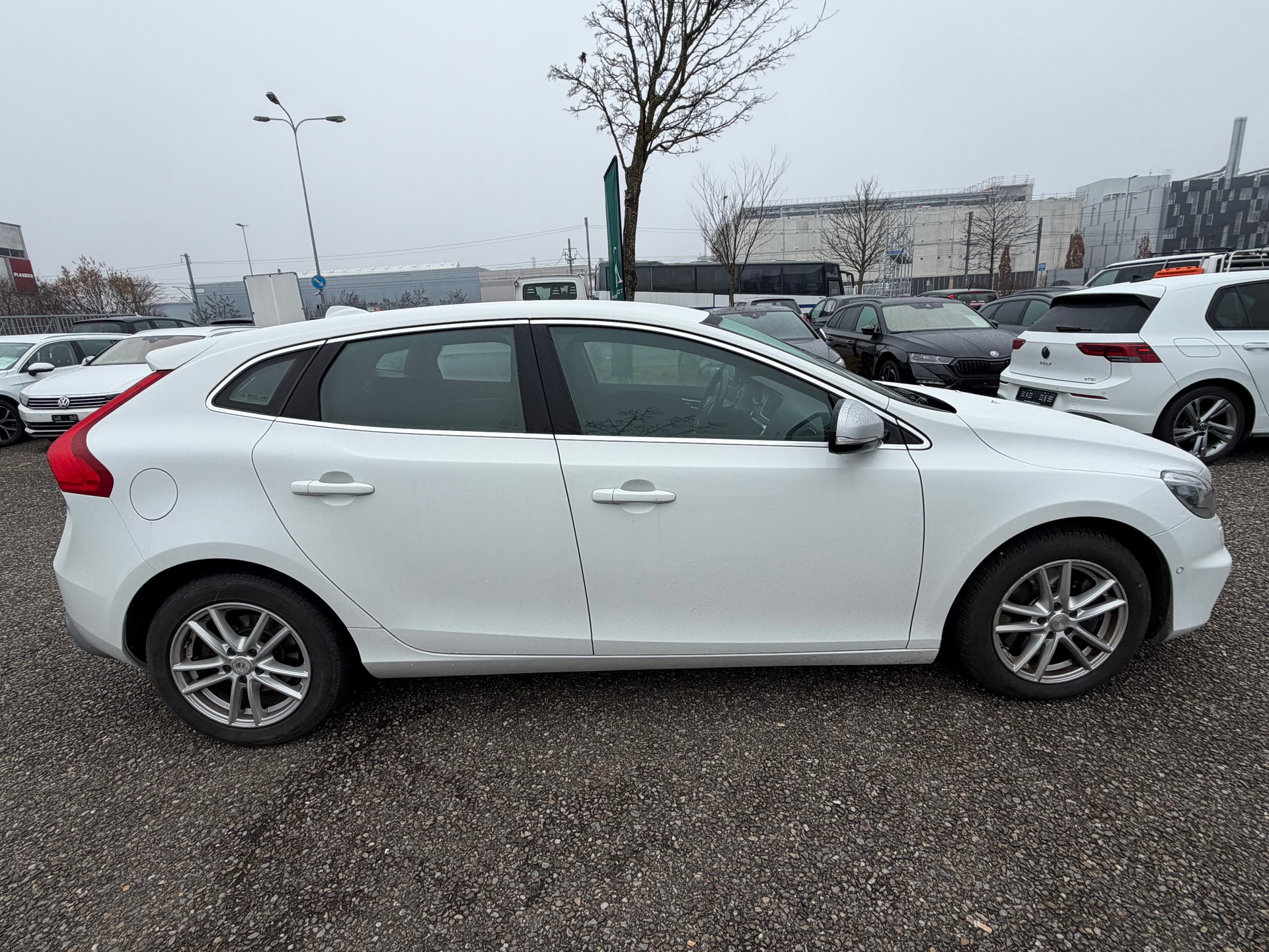 VOLVO V40 D4 Momentum R-Design-image-3