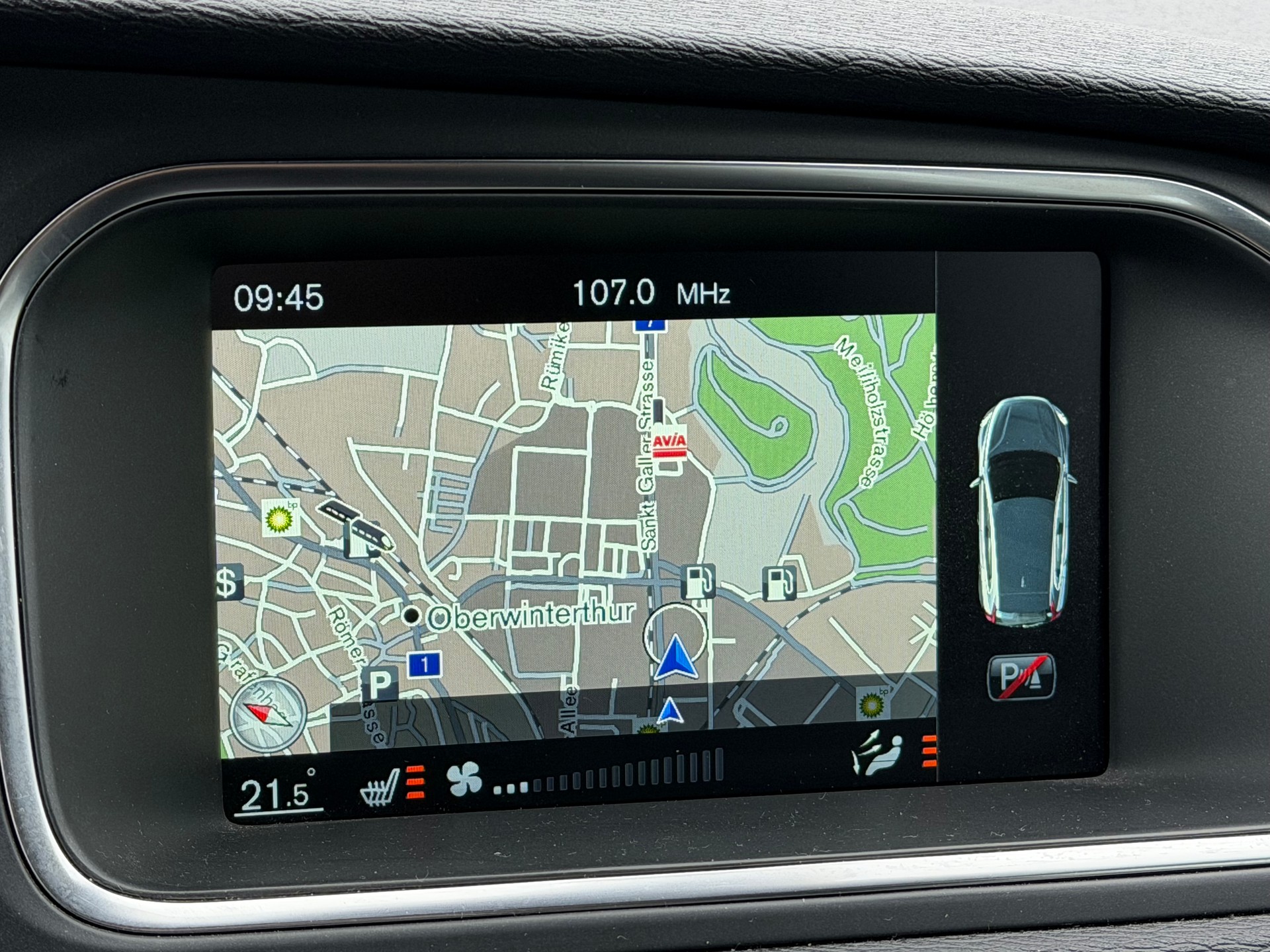VOLVO V40 D4 Momentum R-Design-image-21