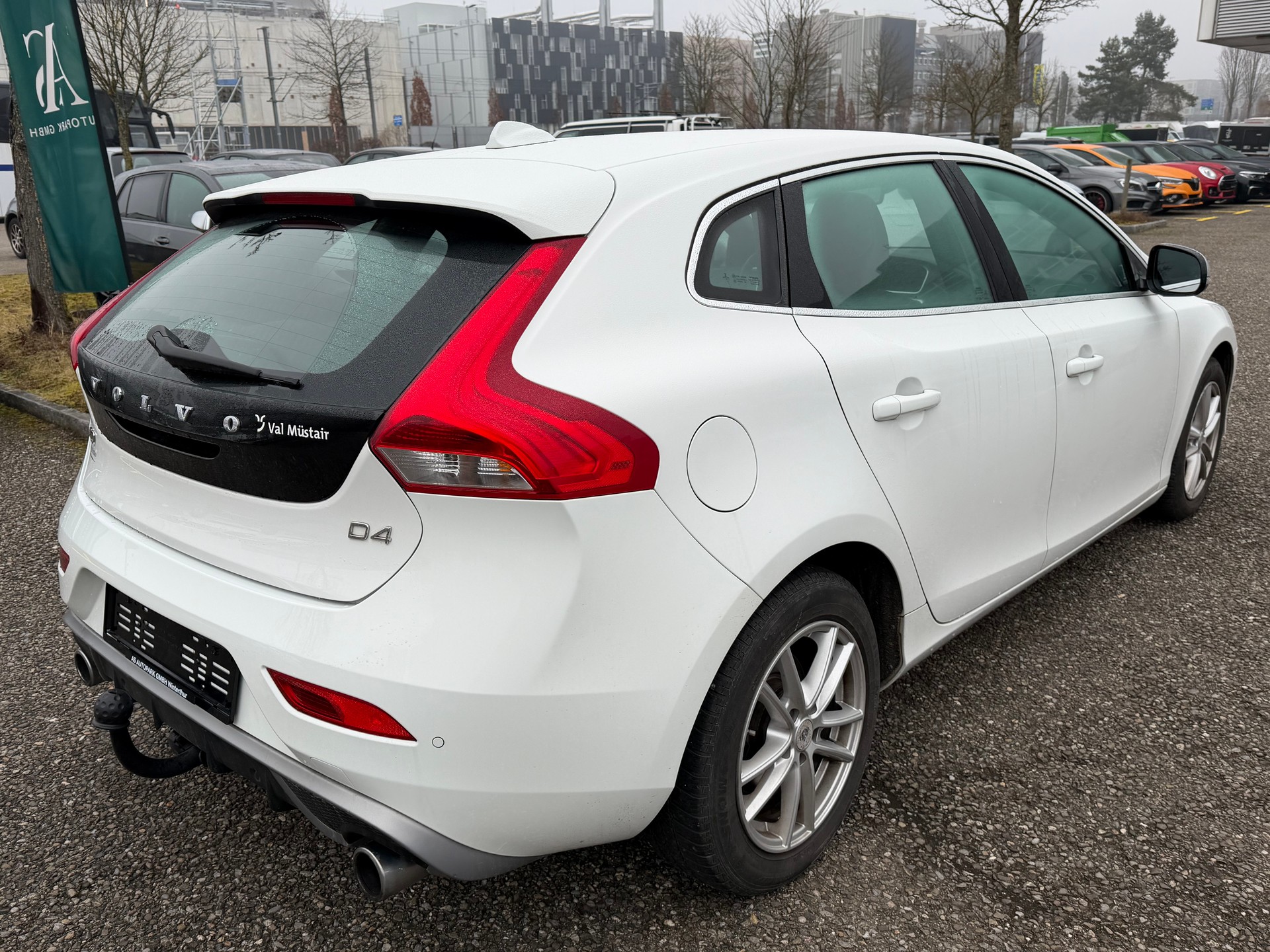 VOLVO V40 D4 Momentum R-Design-image-4