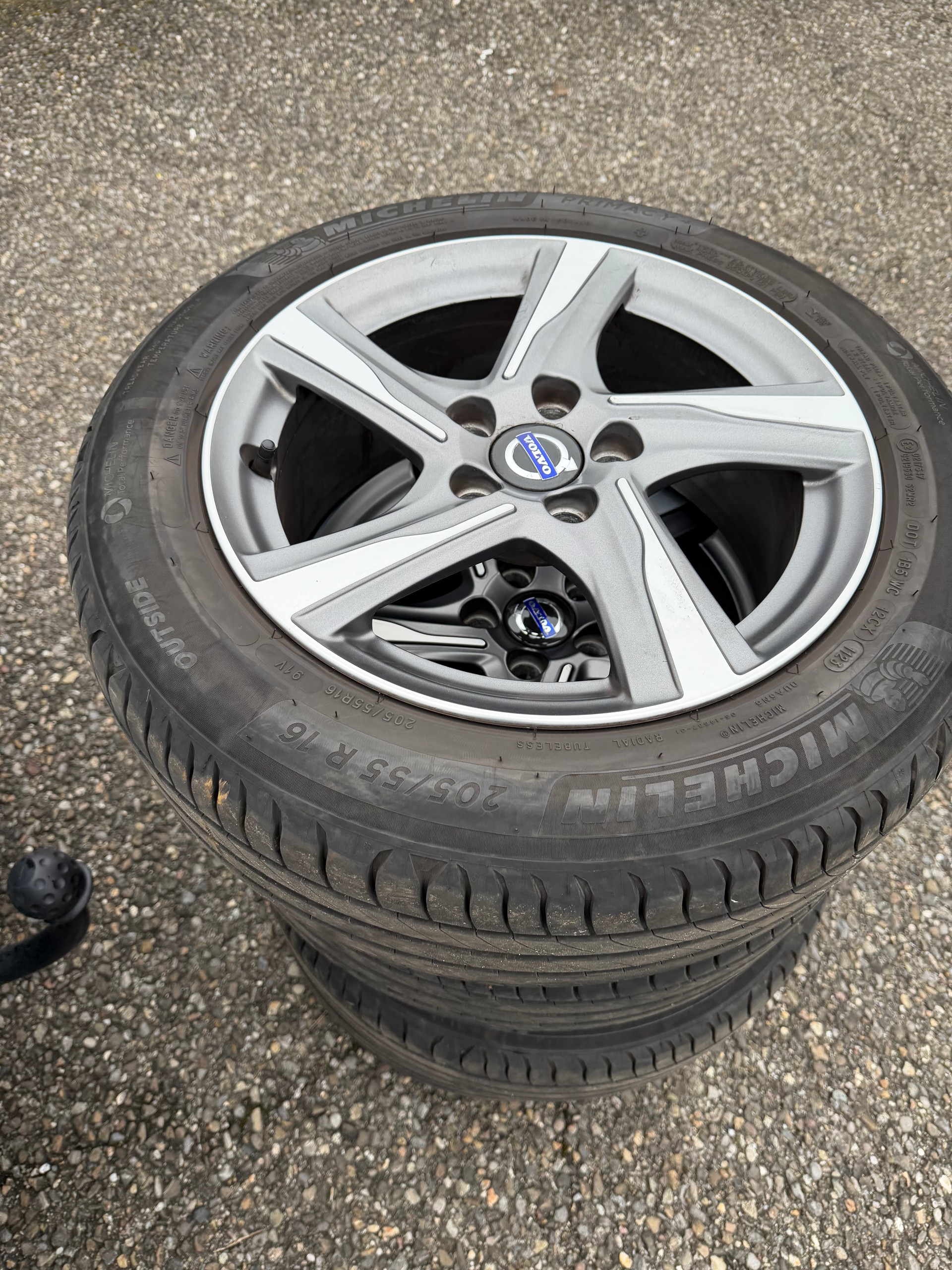 VOLVO V40 D4 Momentum R-Design-image-10