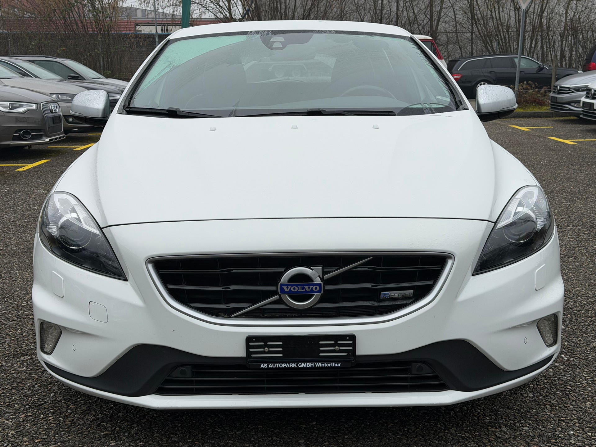 VOLVO V40 D4 Momentum R-Design-image-1