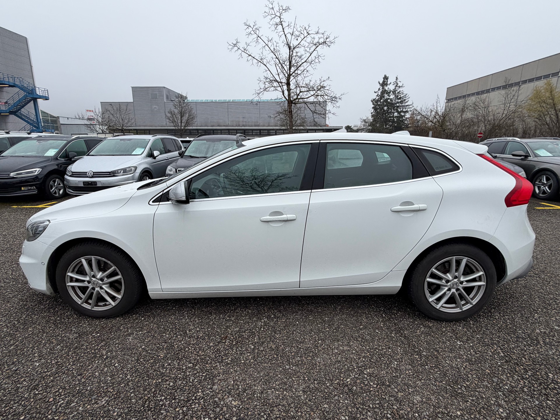 VOLVO V40 D4 Momentum R-Design-image-7