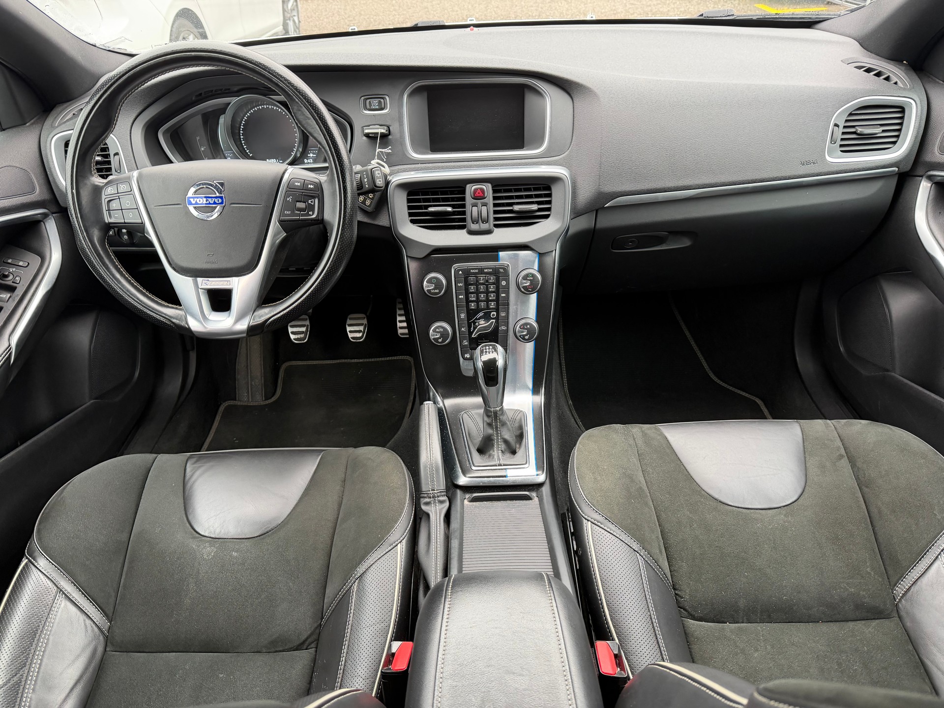 VOLVO V40 D4 Momentum R-Design-image-11
