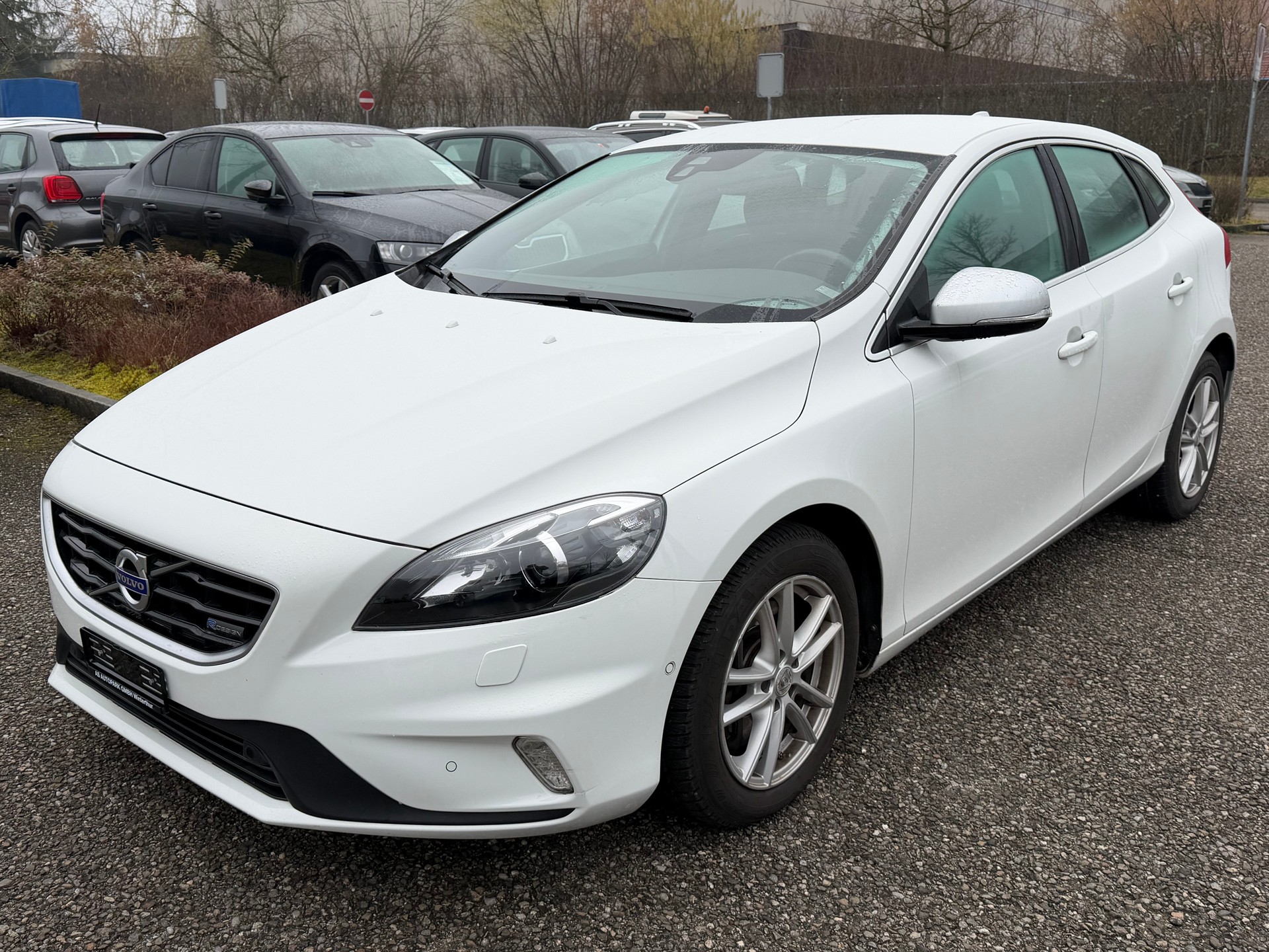 VOLVO V40 D4 Momentum R-Design-image-0