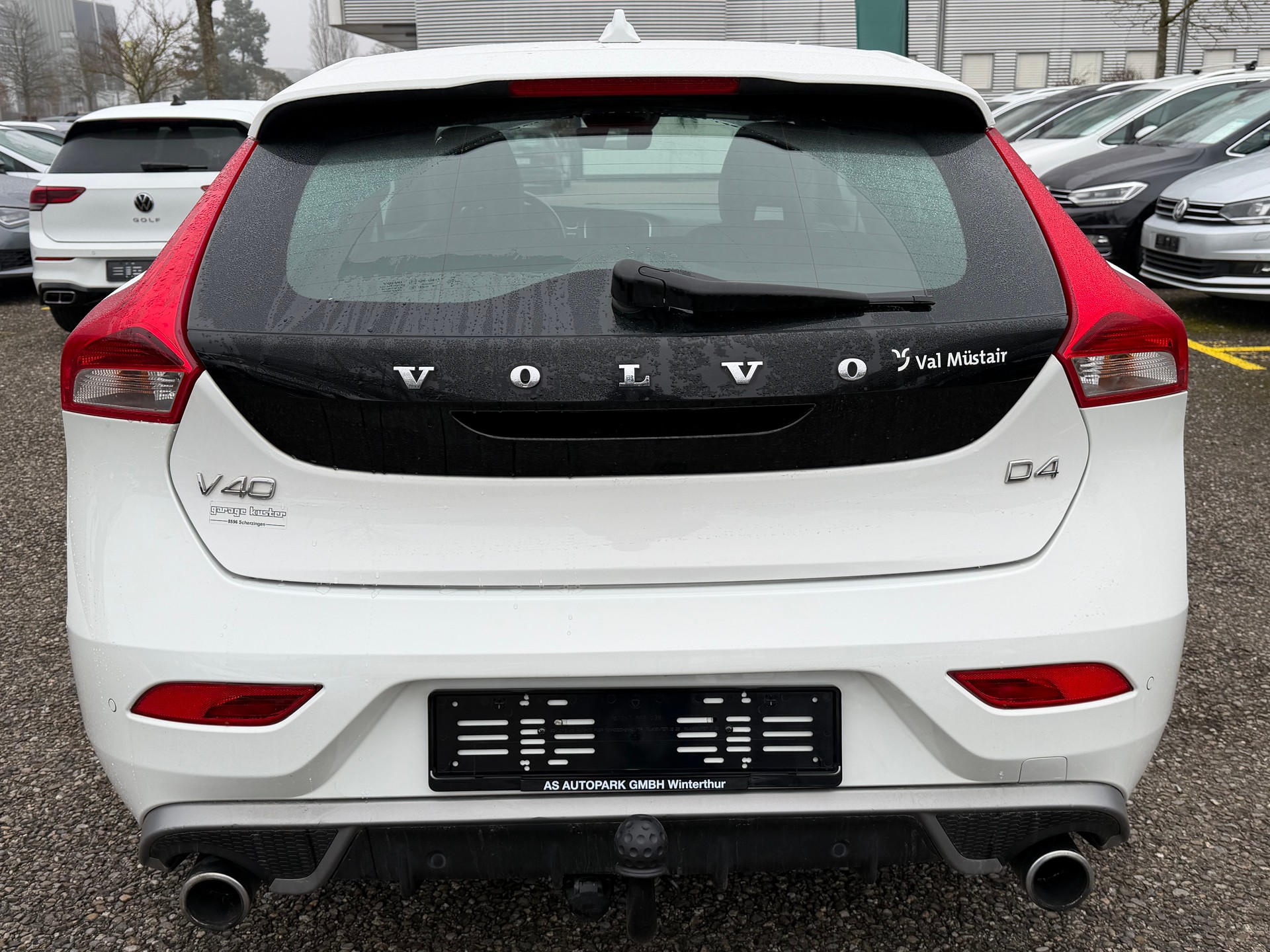 VOLVO V40 D4 Momentum R-Design-image-5