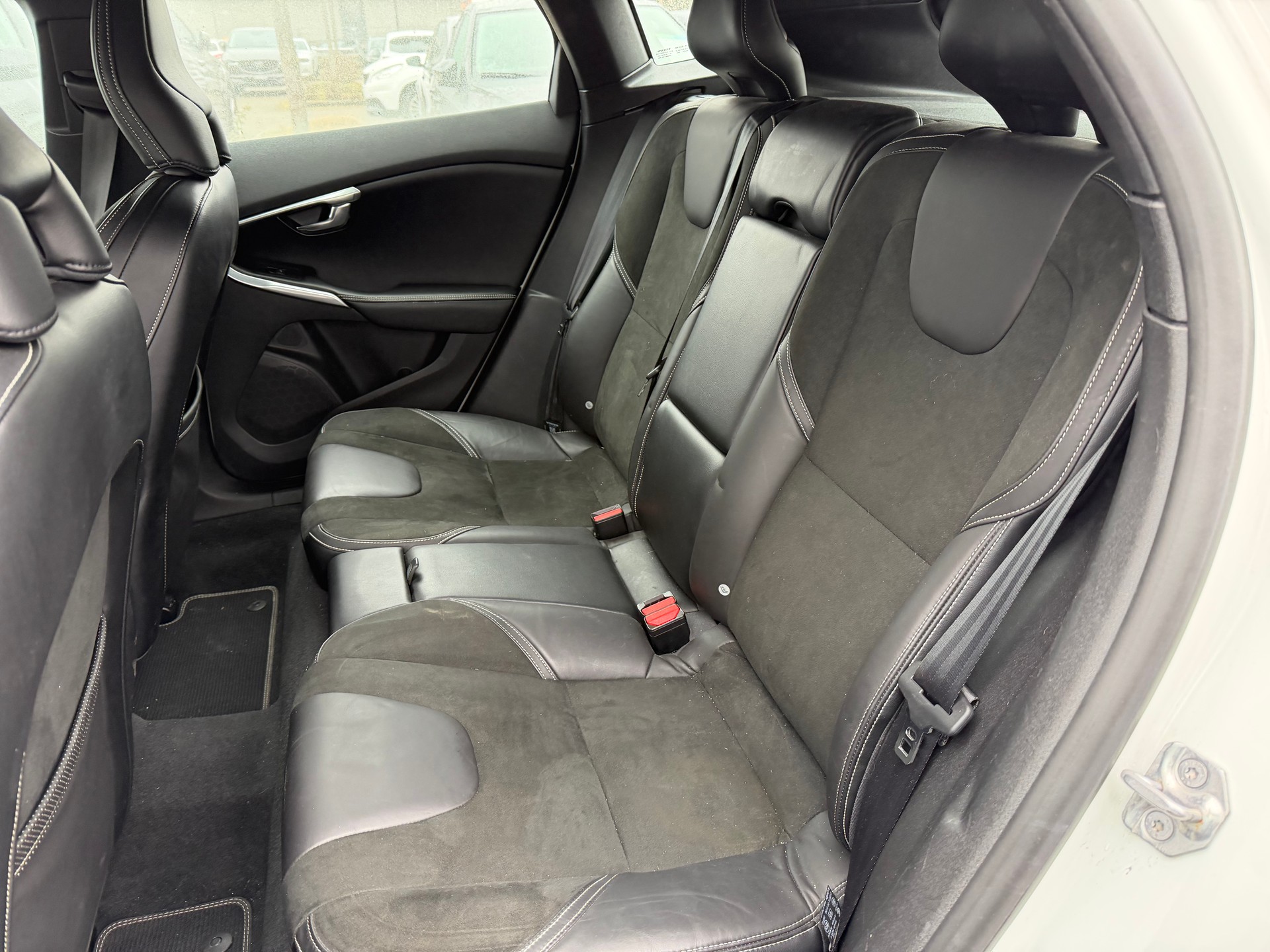 VOLVO V40 D4 Momentum R-Design-image-9