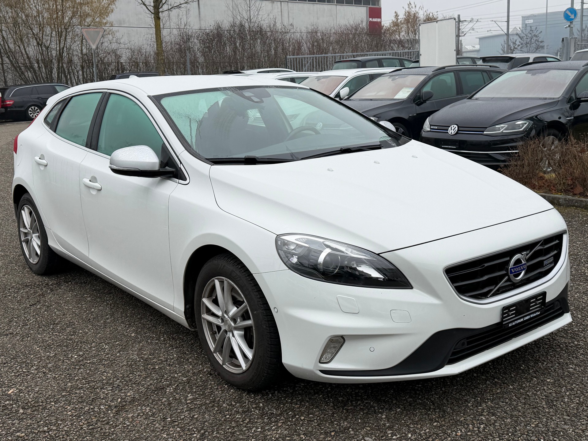VOLVO V40 D4 Momentum R-Design-image-2