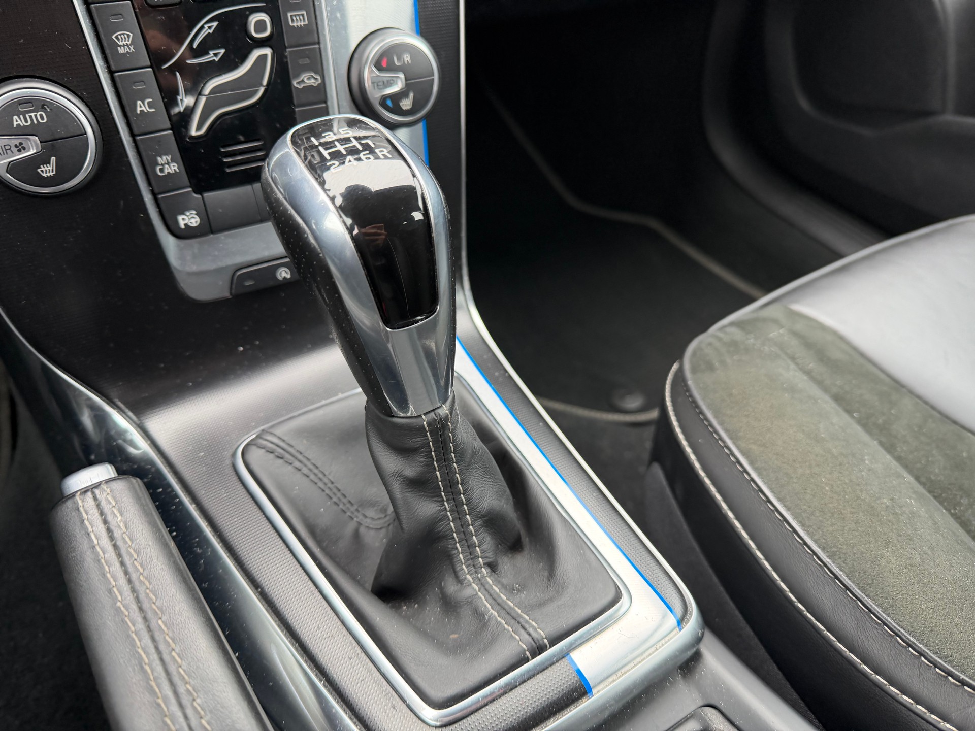 VOLVO V40 D4 Momentum R-Design-image-13